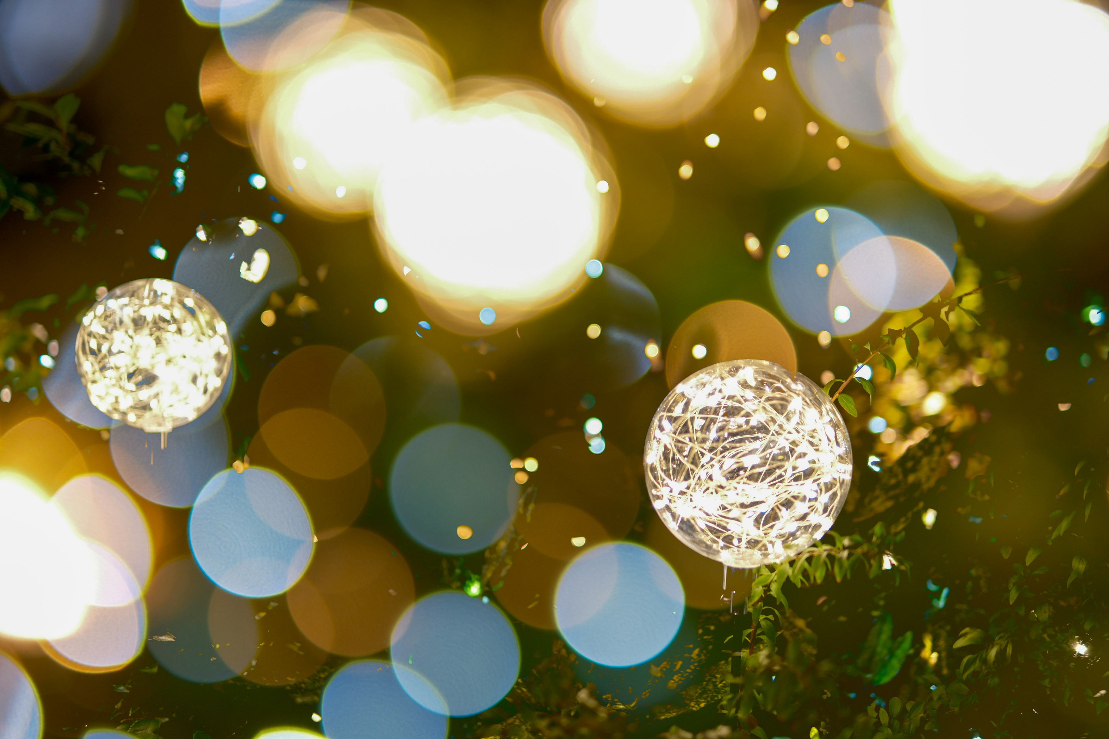 Lumières floues colorées avec des boules décoratives sur un arbre de Noël