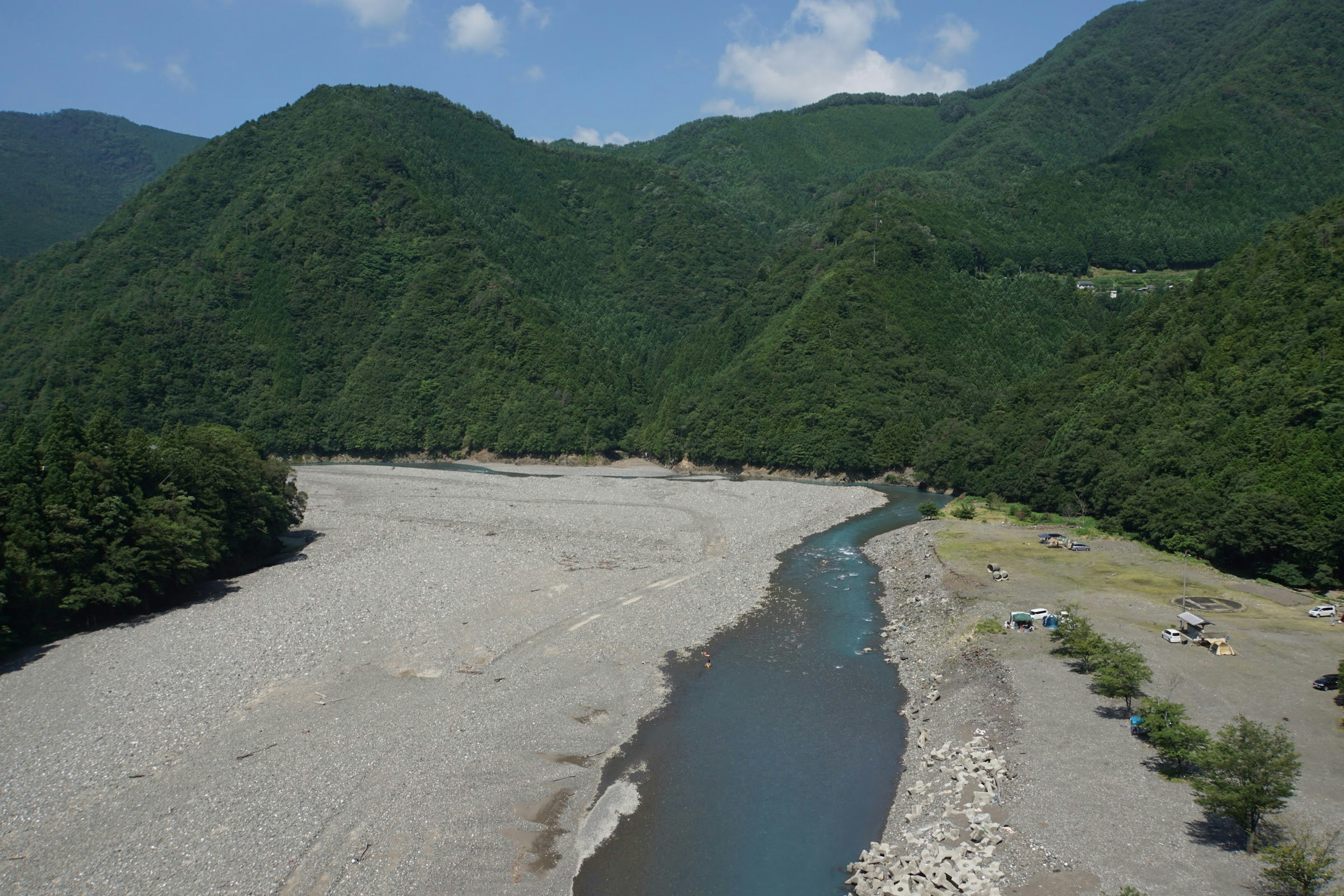 清流と緑豊かな山々の風景