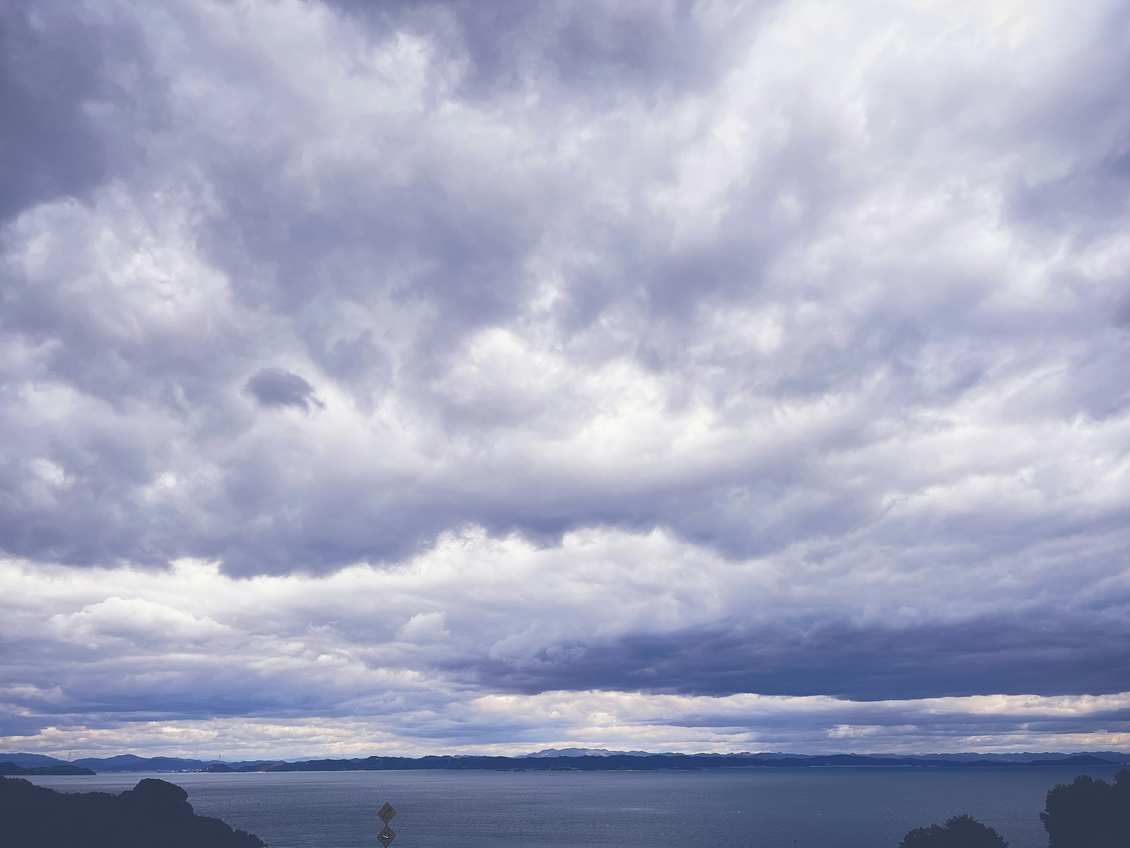 Paesaggio impressionante con mare blu e nuvole espansive