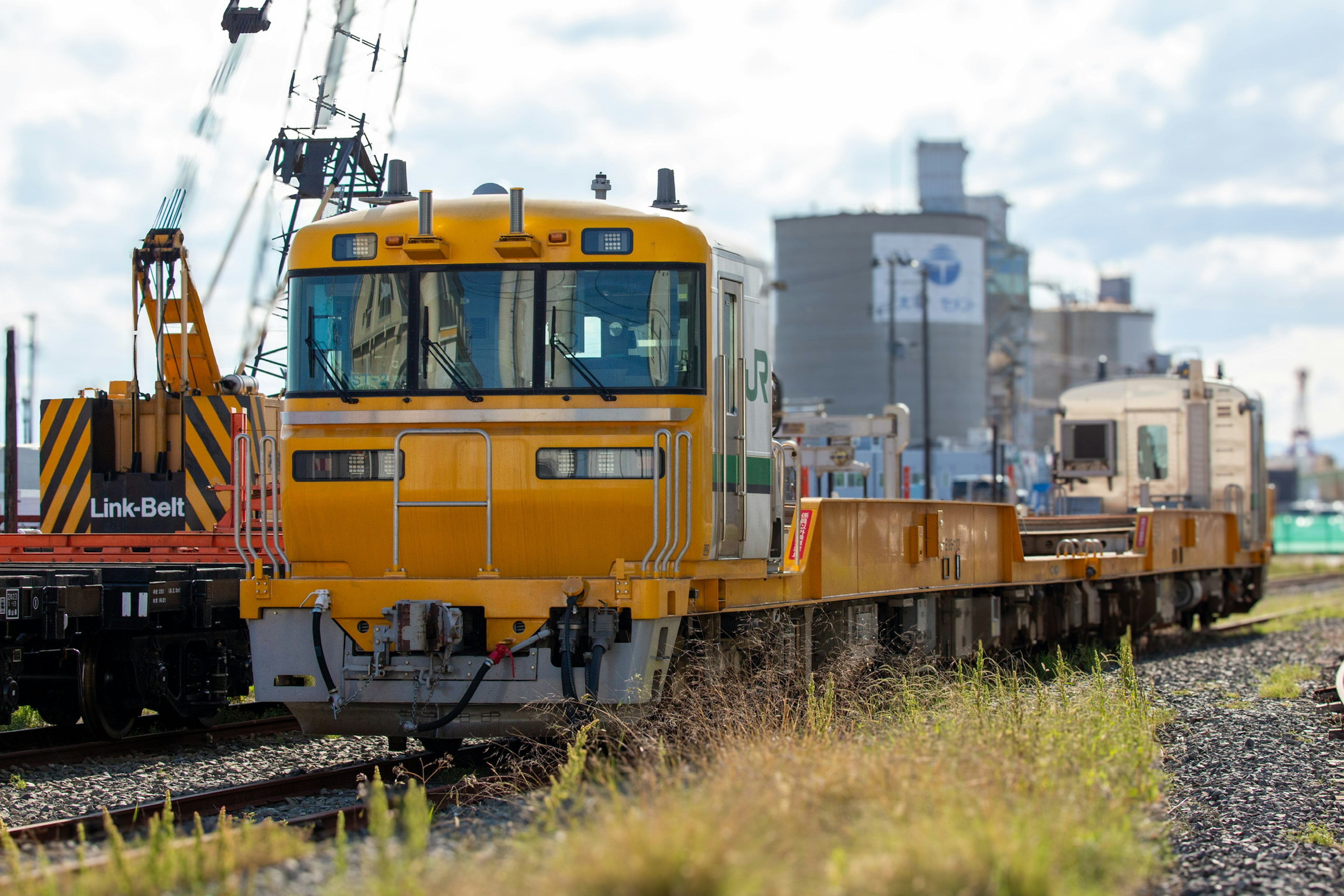 Train de maintenance jaune arrêté sur la voie ferrée