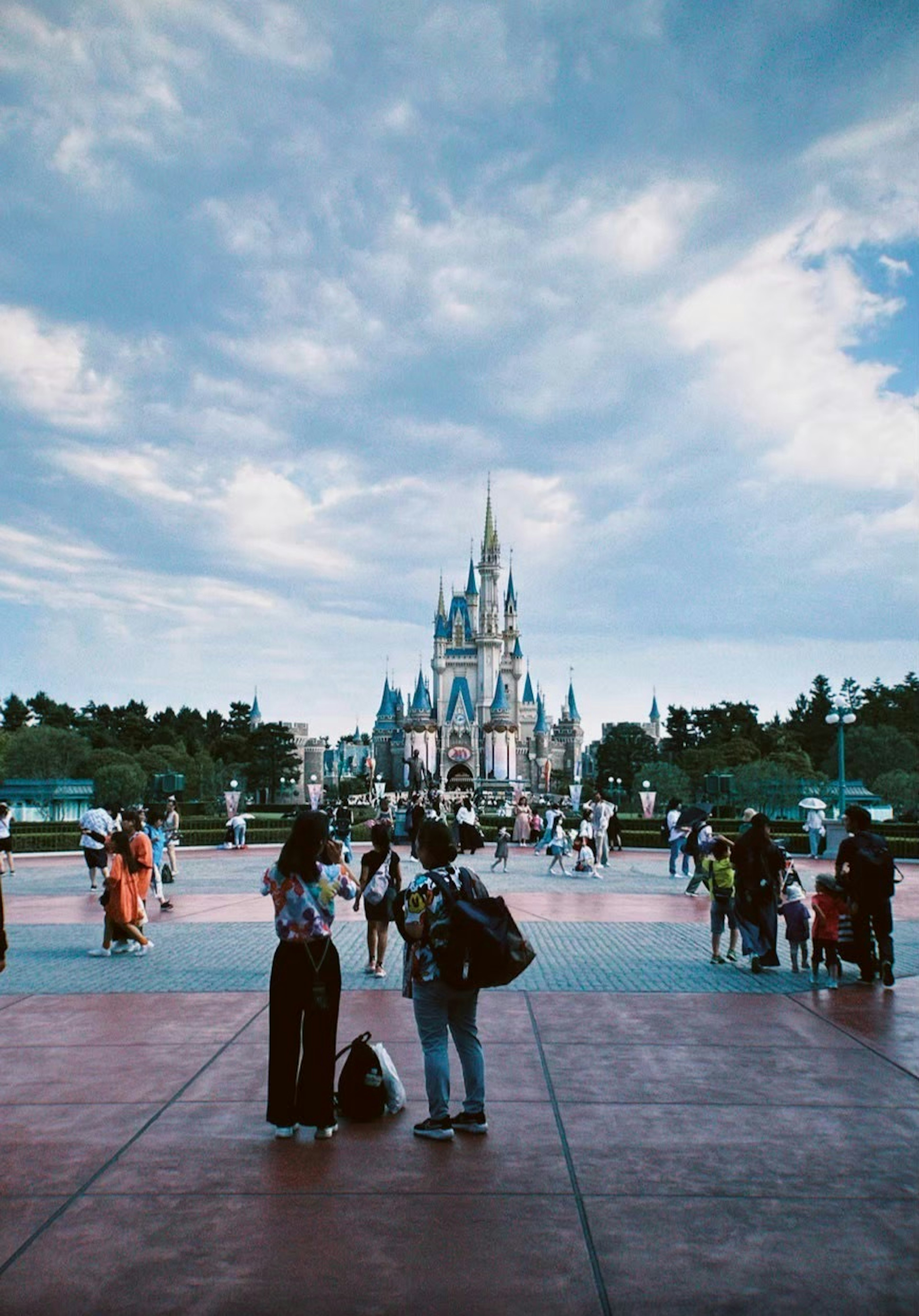 Una plaza bulliciosa con el castillo de Disney al fondo