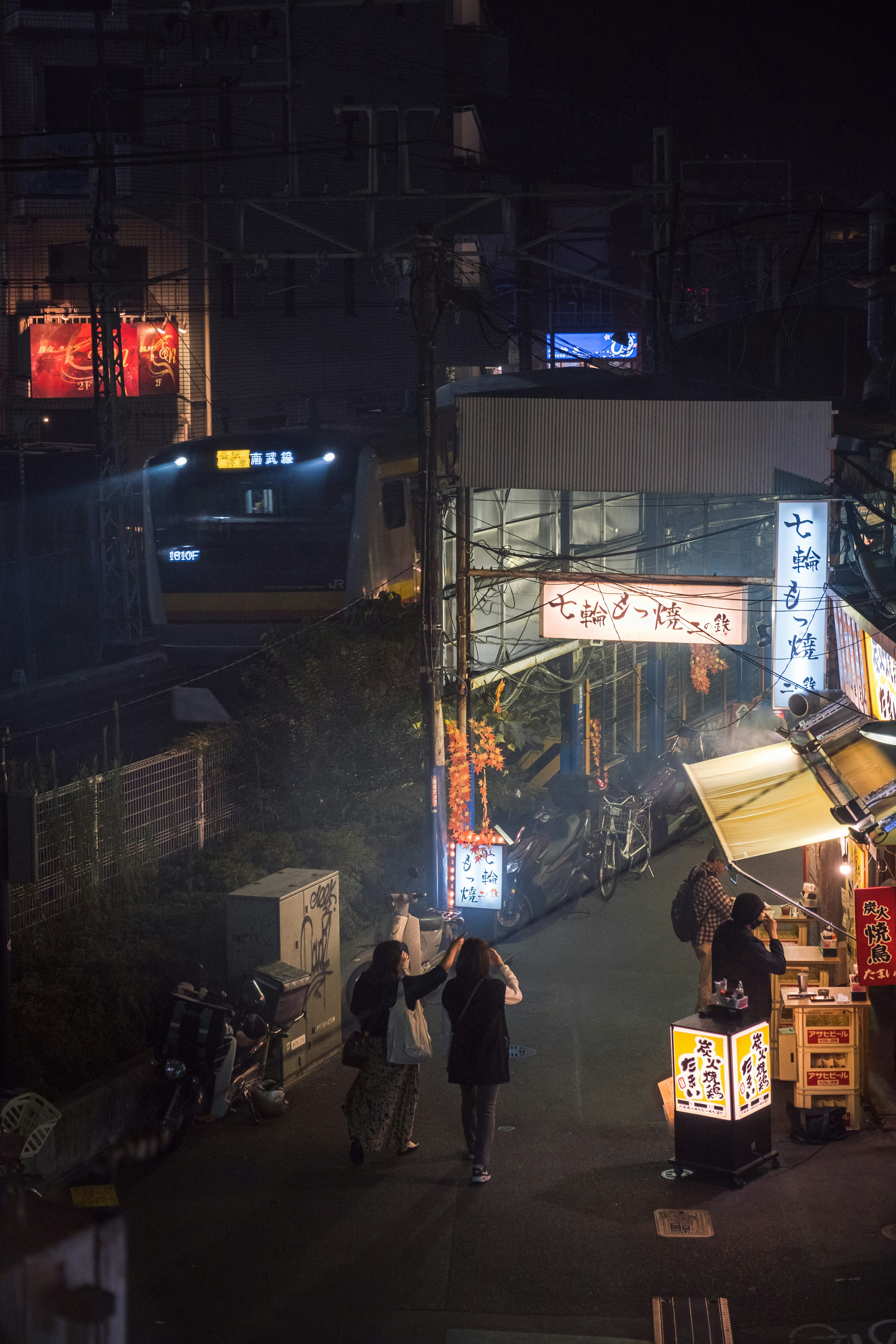 夜晚繁忙的街角有食品摊位和行人