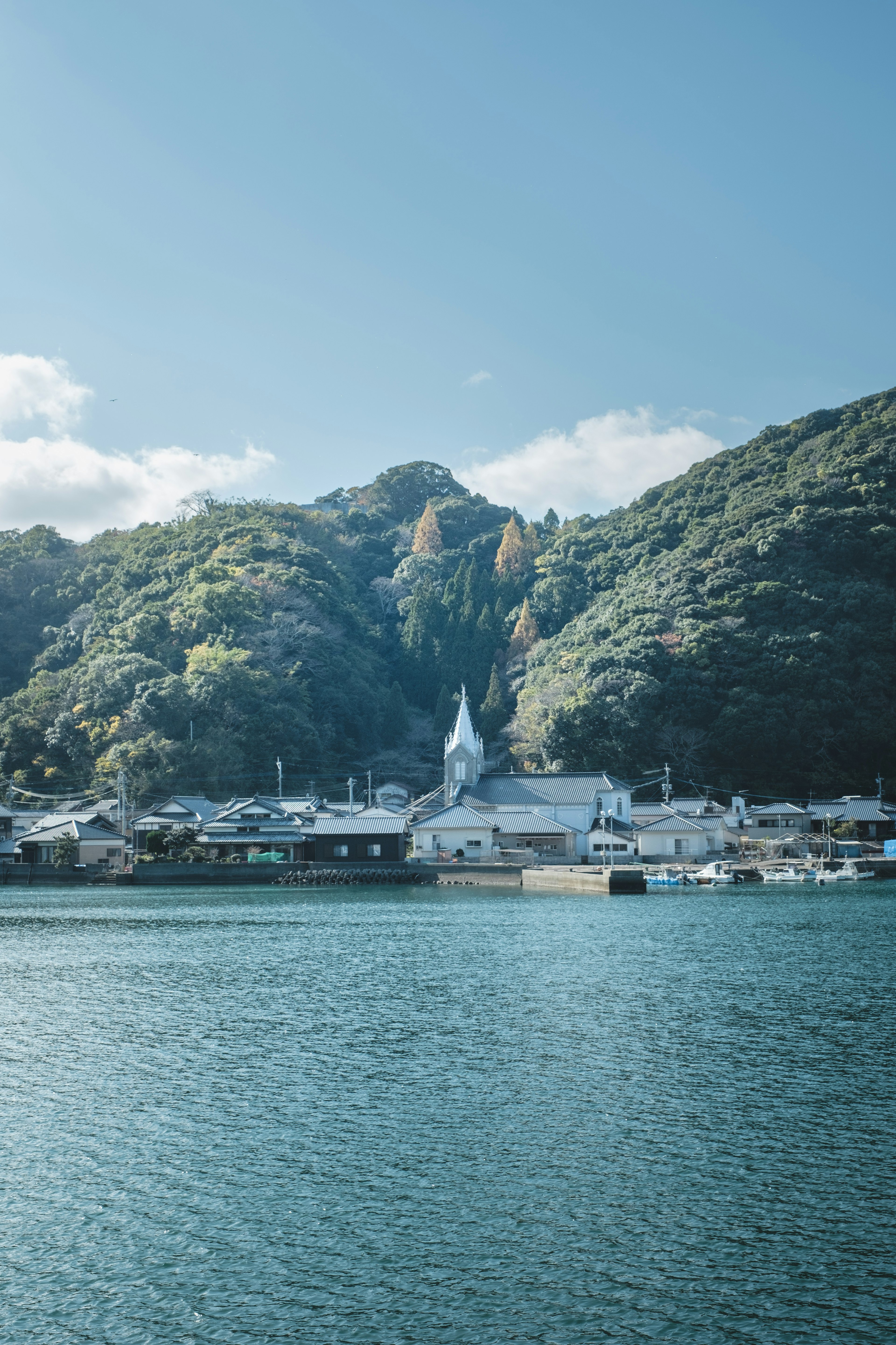 山の中にある小さな町と水面の反射が美しい風景