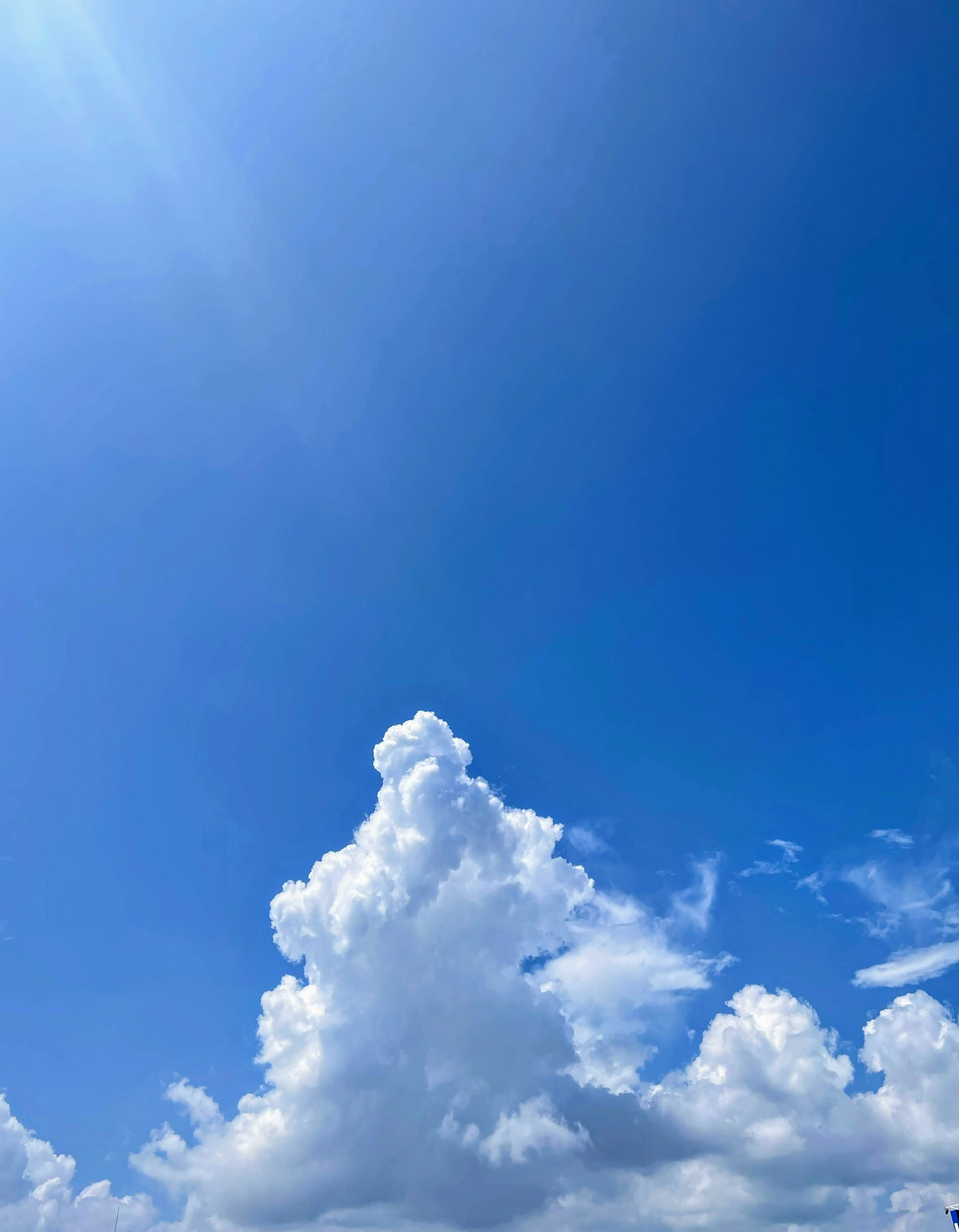 青空に白い雲が浮かぶ美しい風景