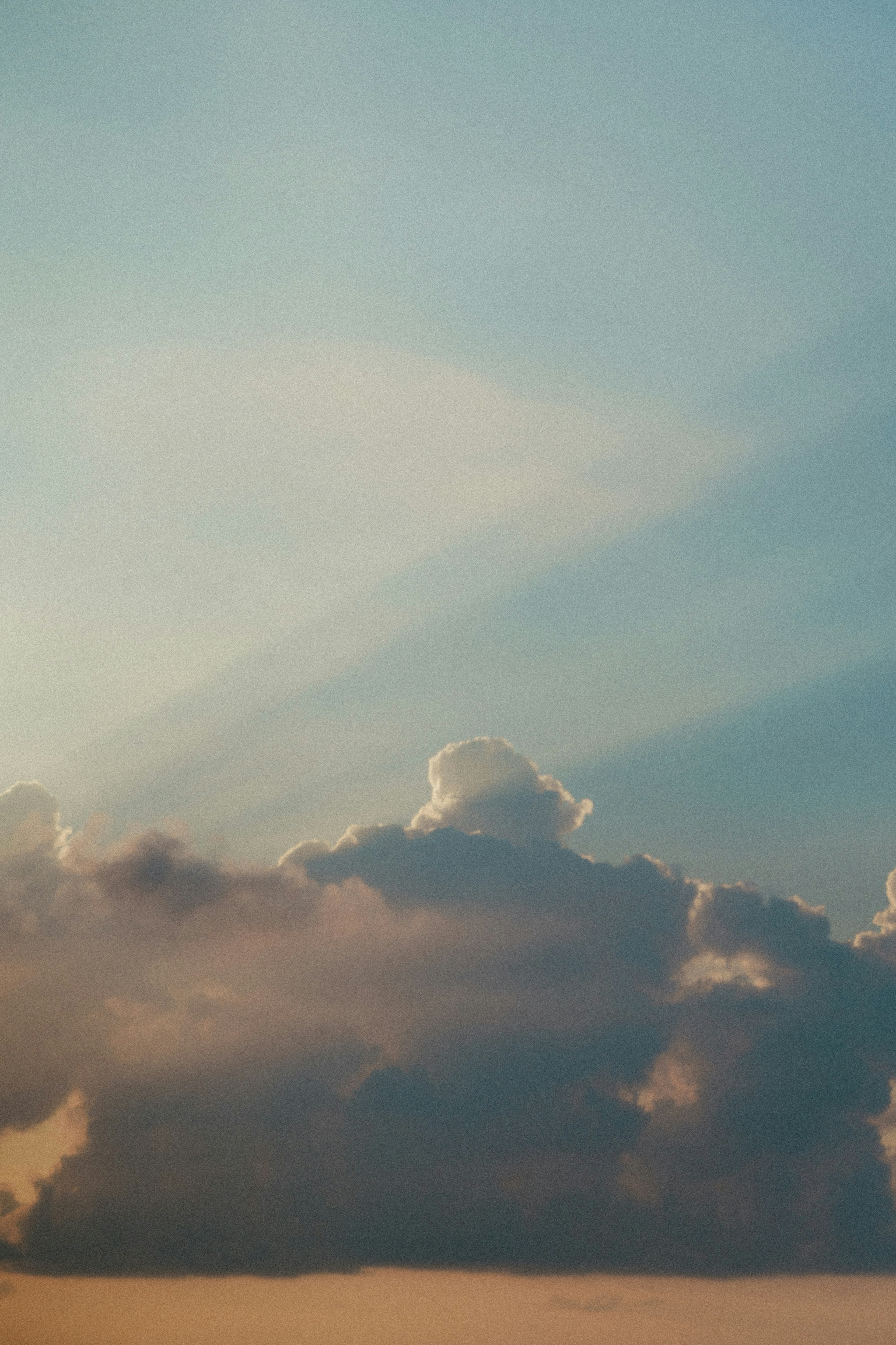 Belles nuages flottant dans un ciel bleu