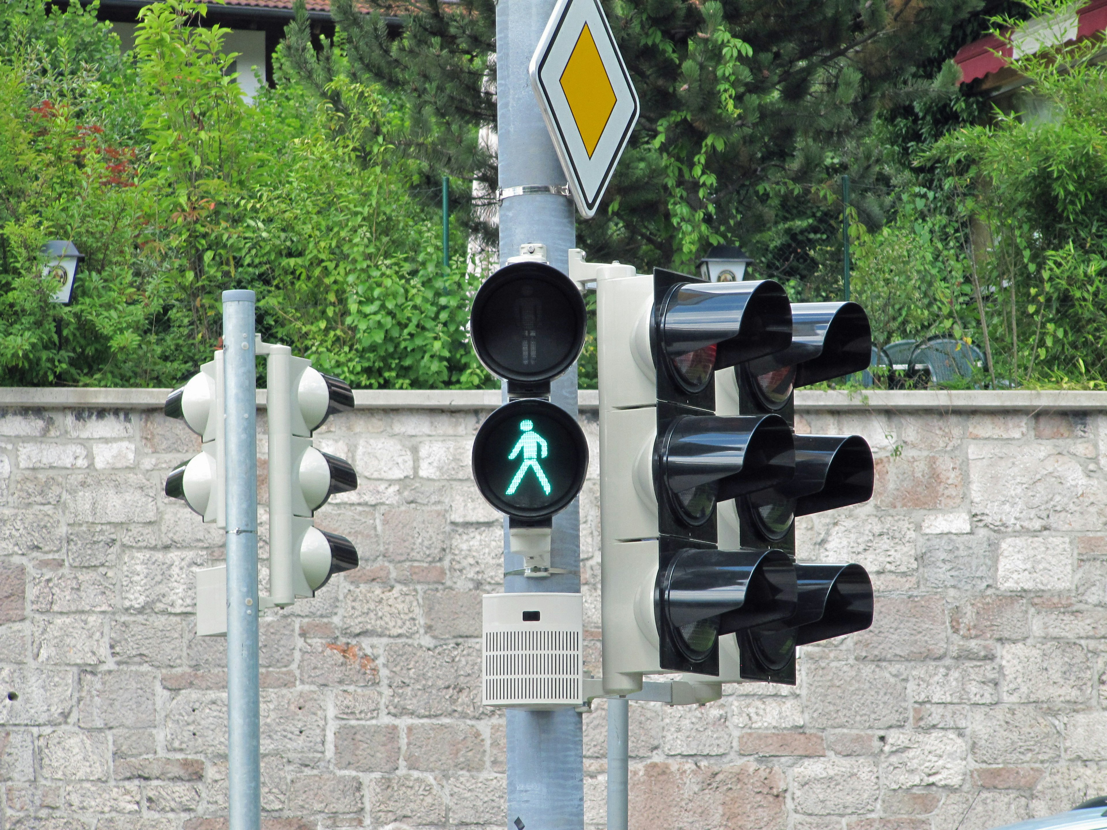 Semáforo con señal peatonal verde y múltiples luces de señalización