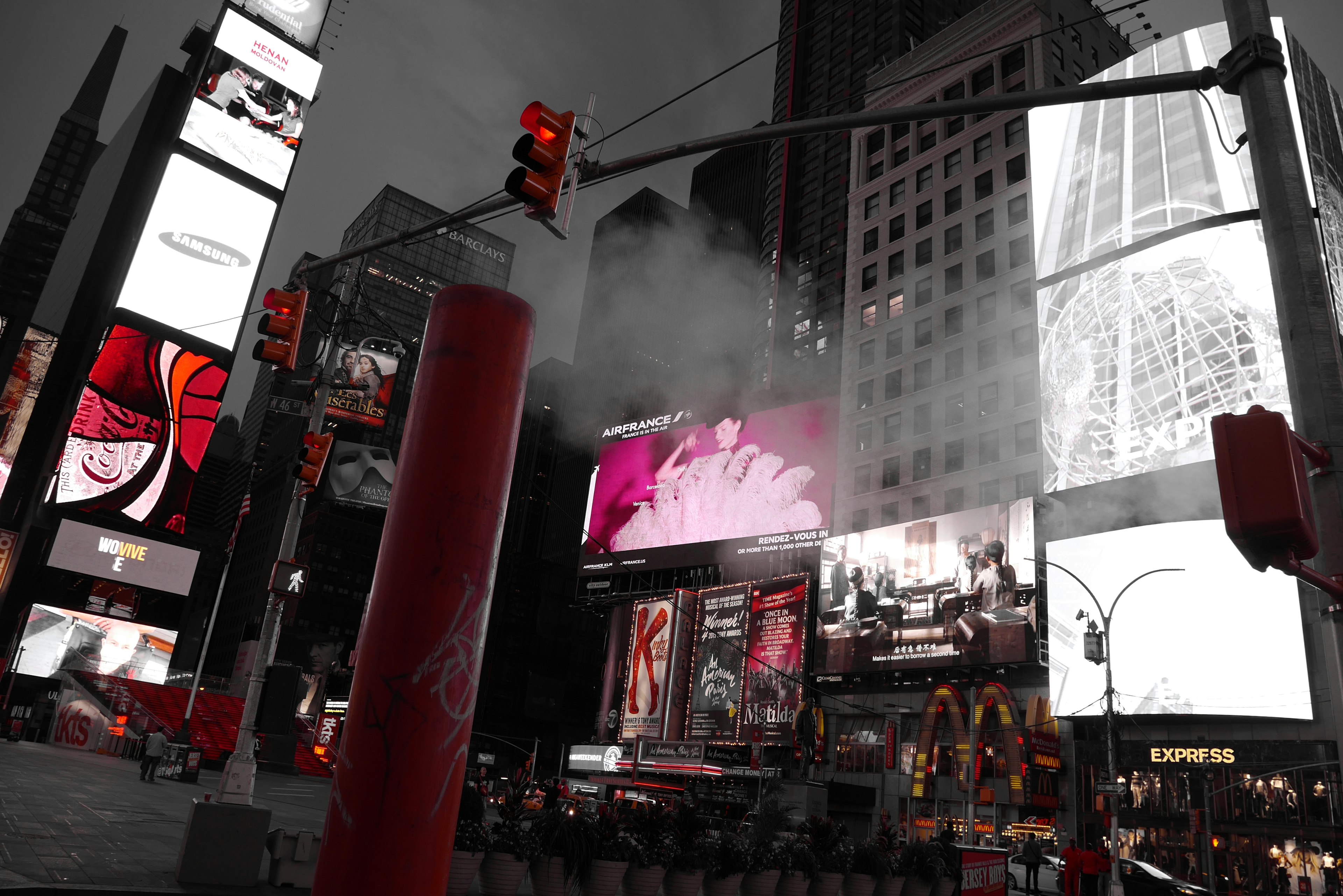 Escena nocturna de Times Square con anuncios vibrantes y semáforos