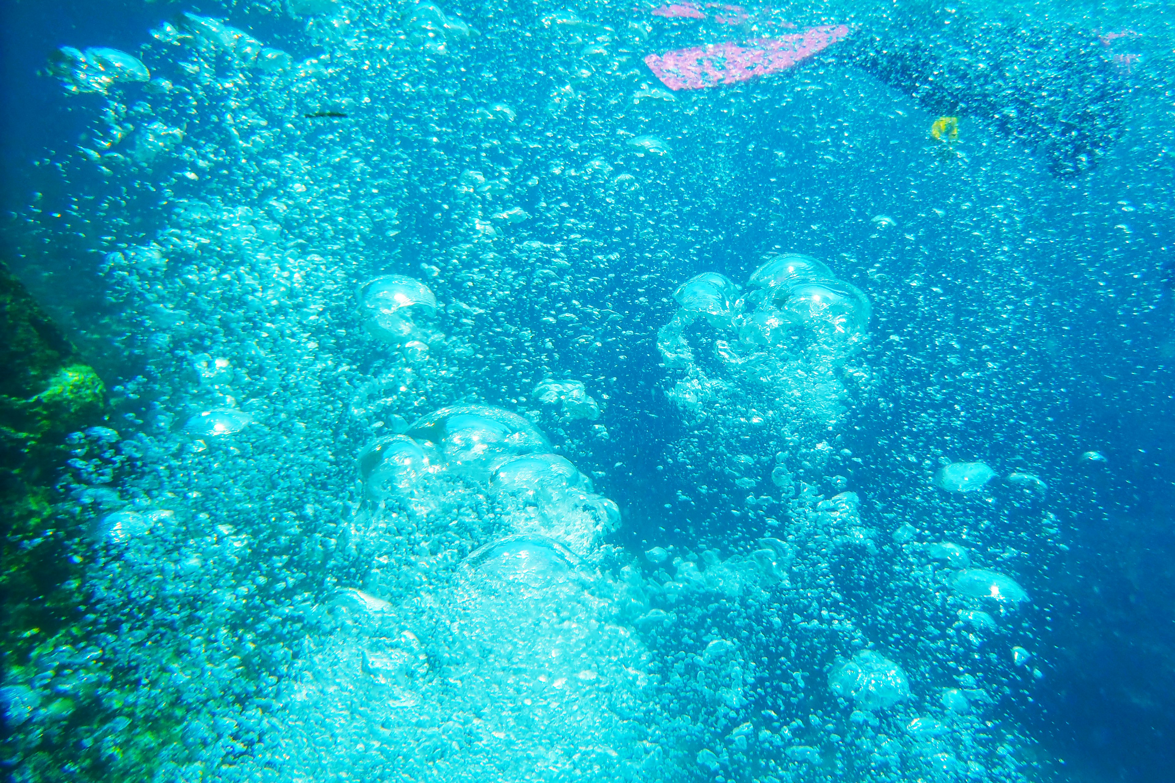 Des bulles remontant dans une scène sous-marine bleue