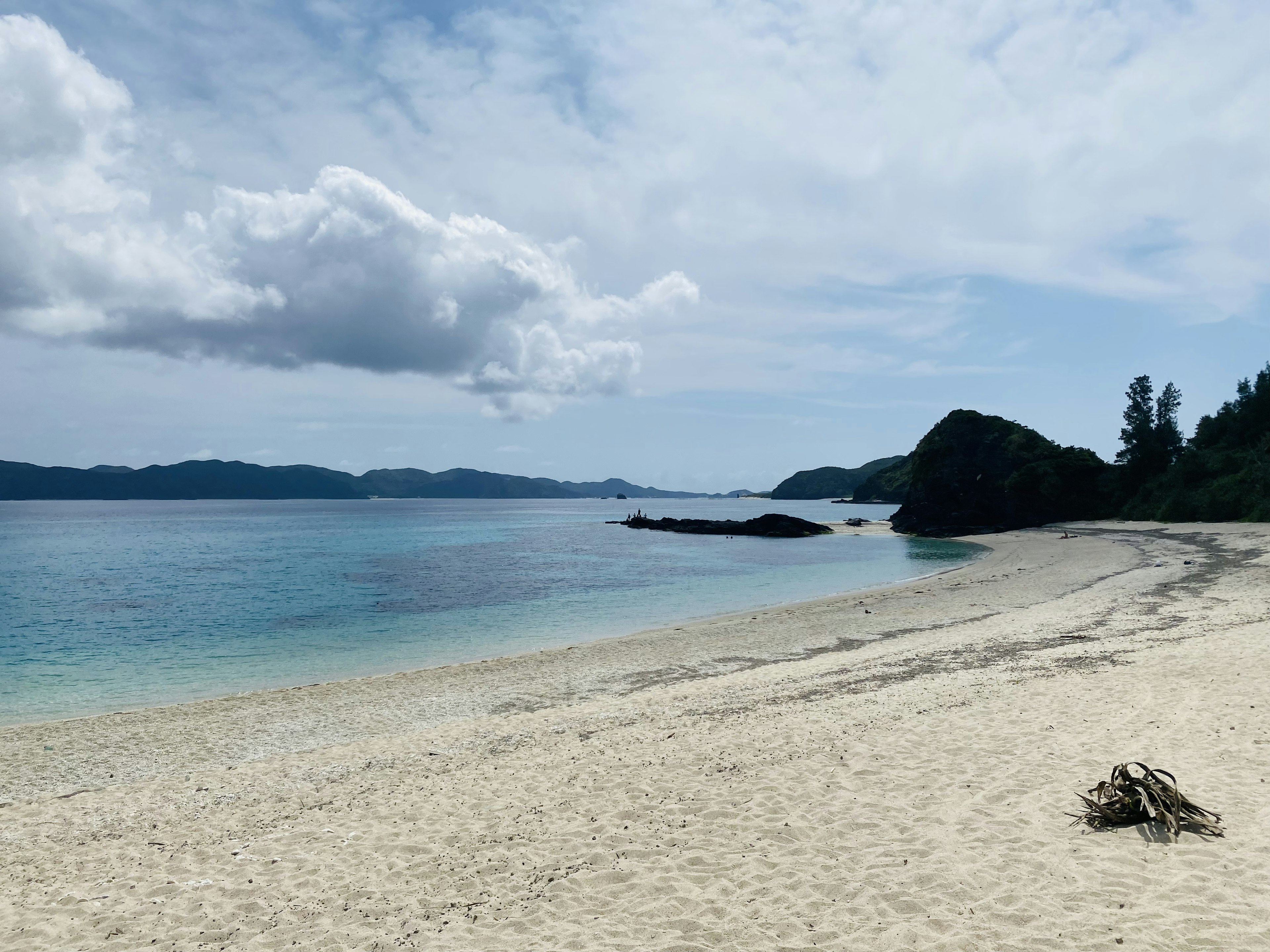 Paesaggio di spiaggia sereno con mare calmo e sabbia bianca