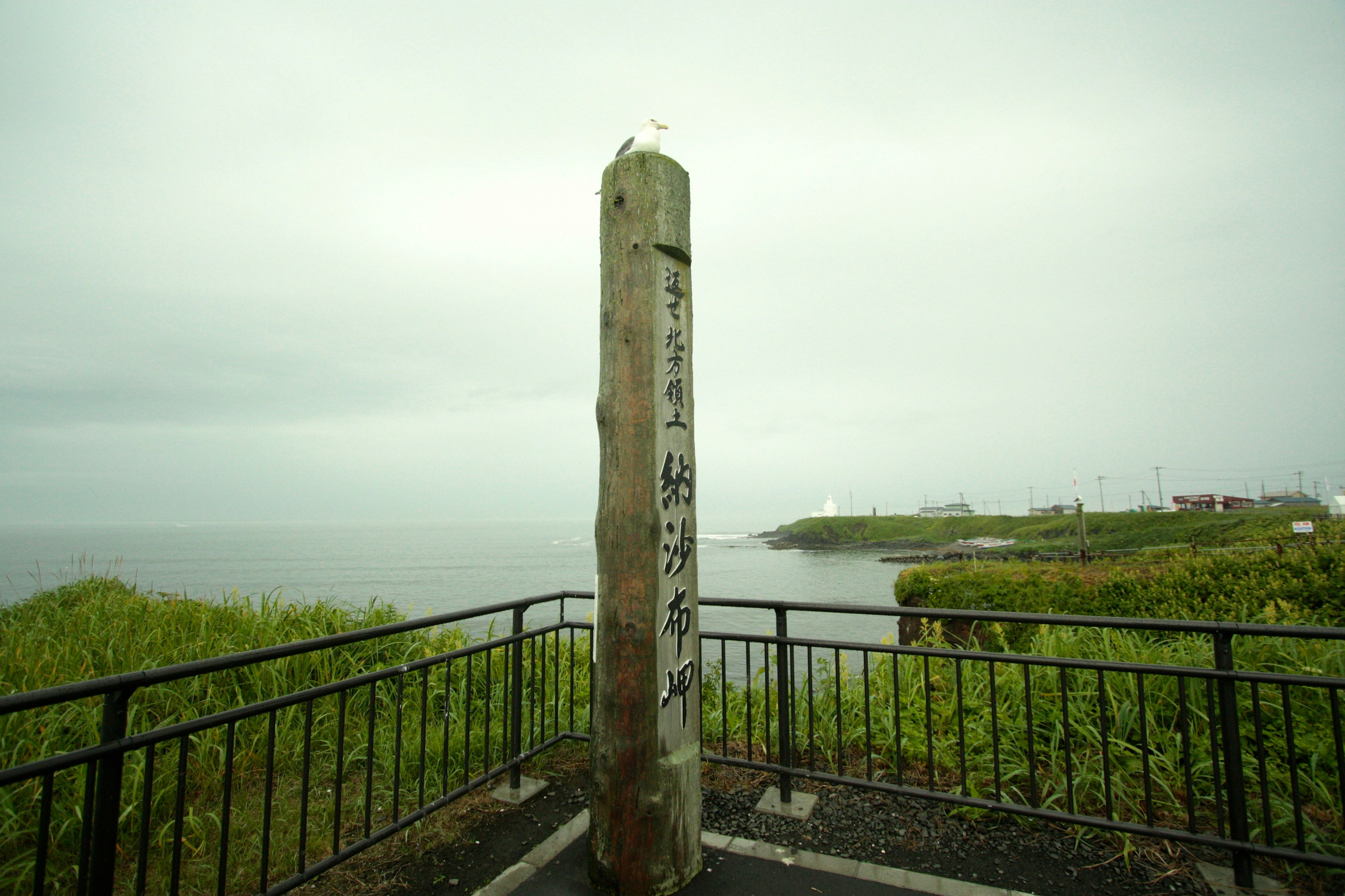 Steinmonument mit Blick auf das Meer und grünem Landschaft