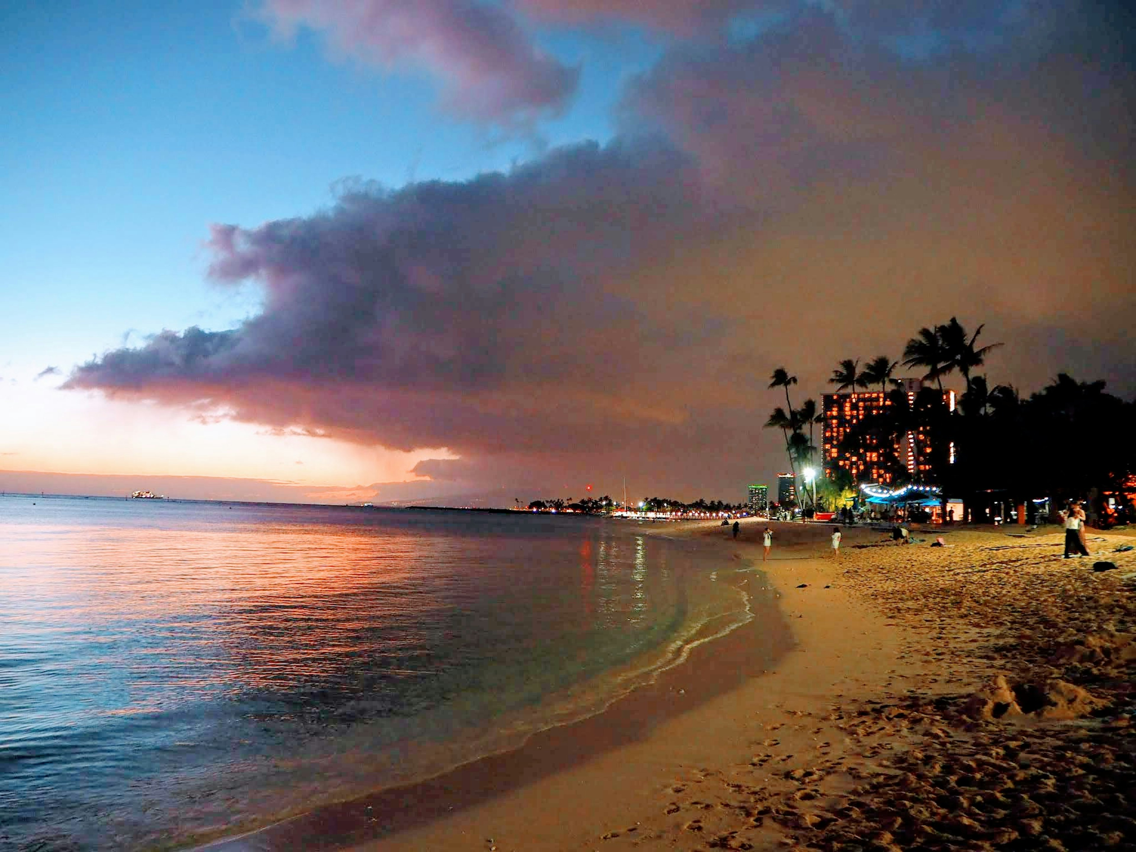 ชายหาดที่สวยงามในยามพระอาทิตย์ตกพร้อมน้ำที่สงบ