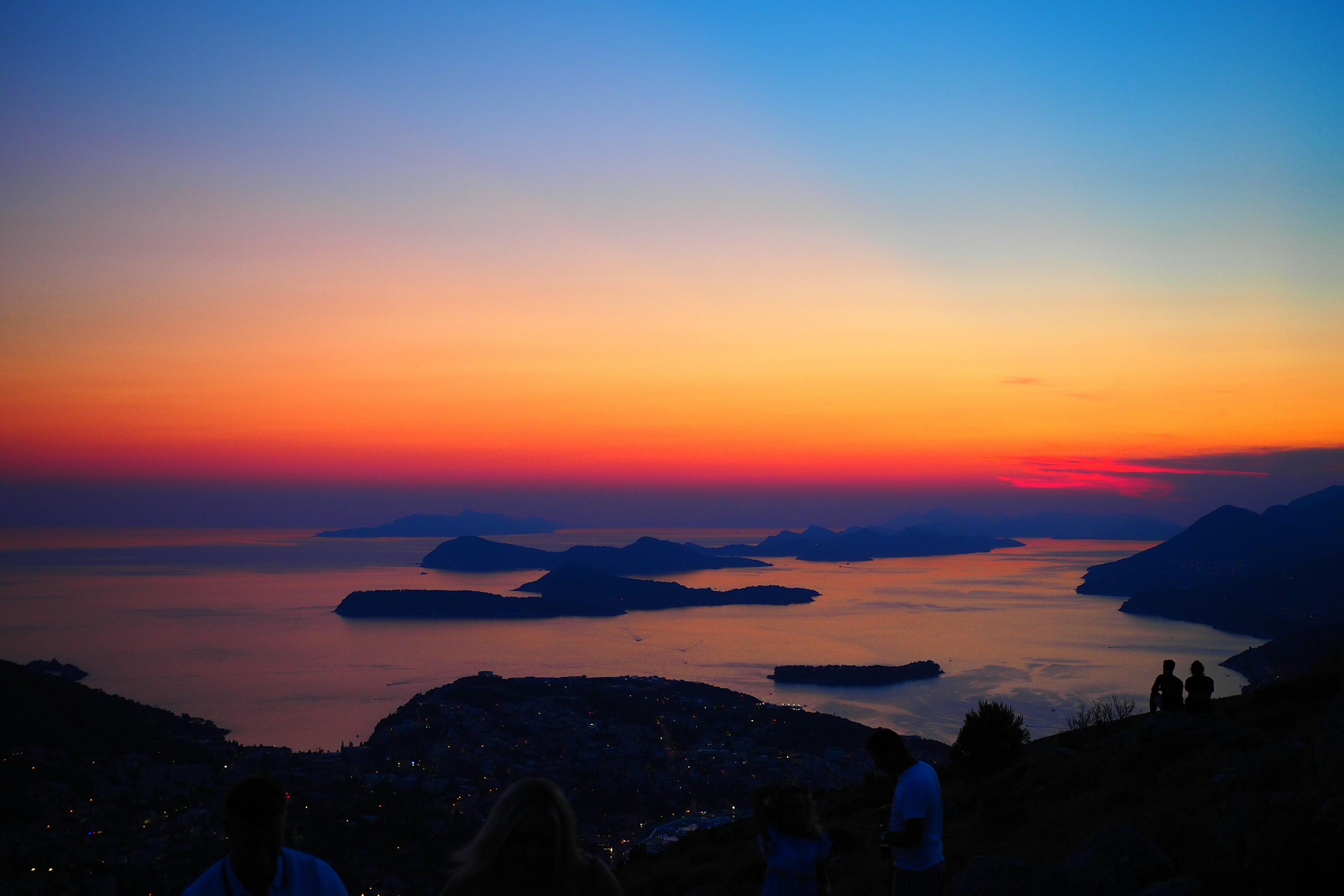 Impresionante vista del atardecer sobre el mar con islas visibles