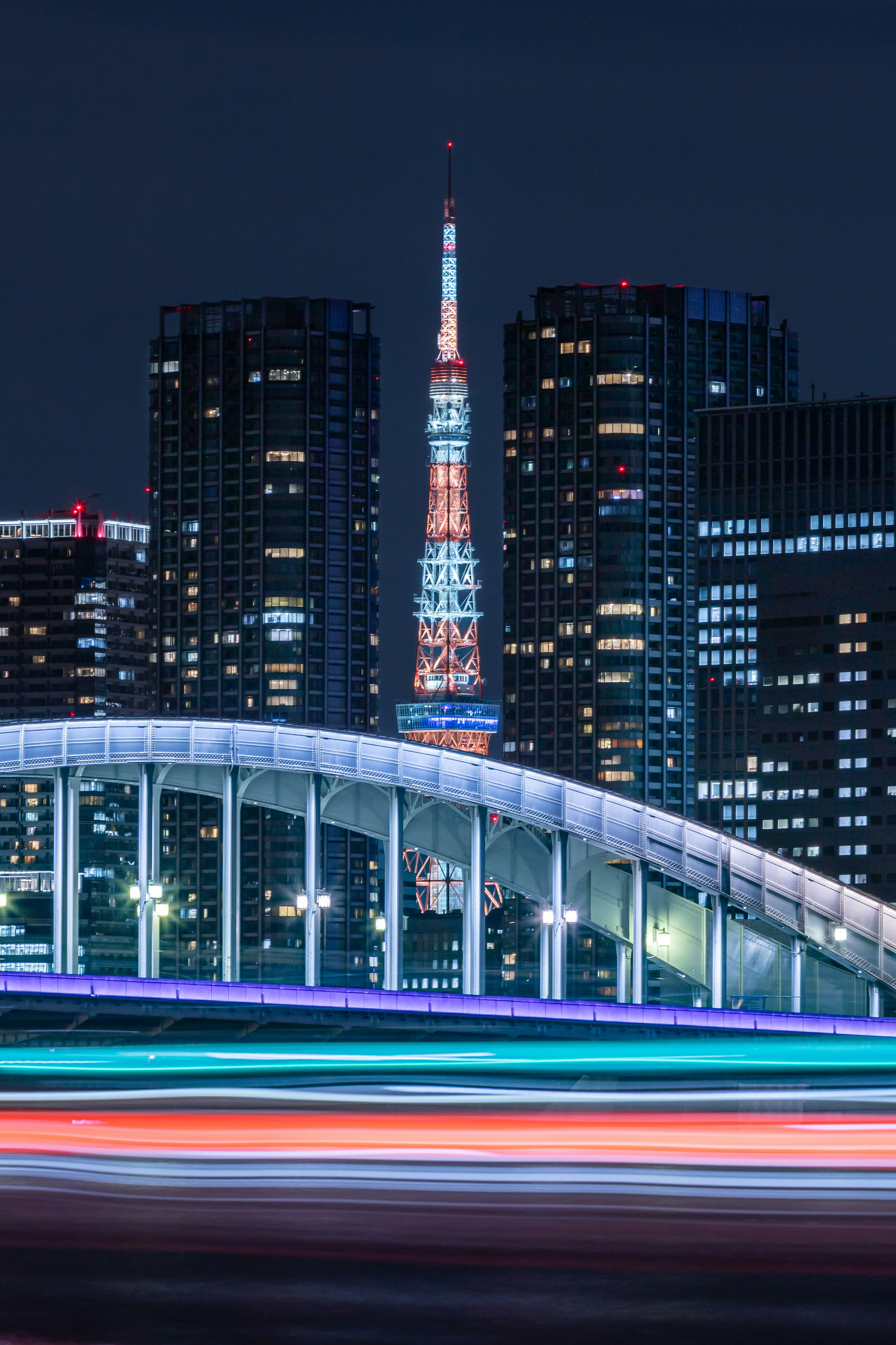 東京塔與橋和城市天際線的夜景照片