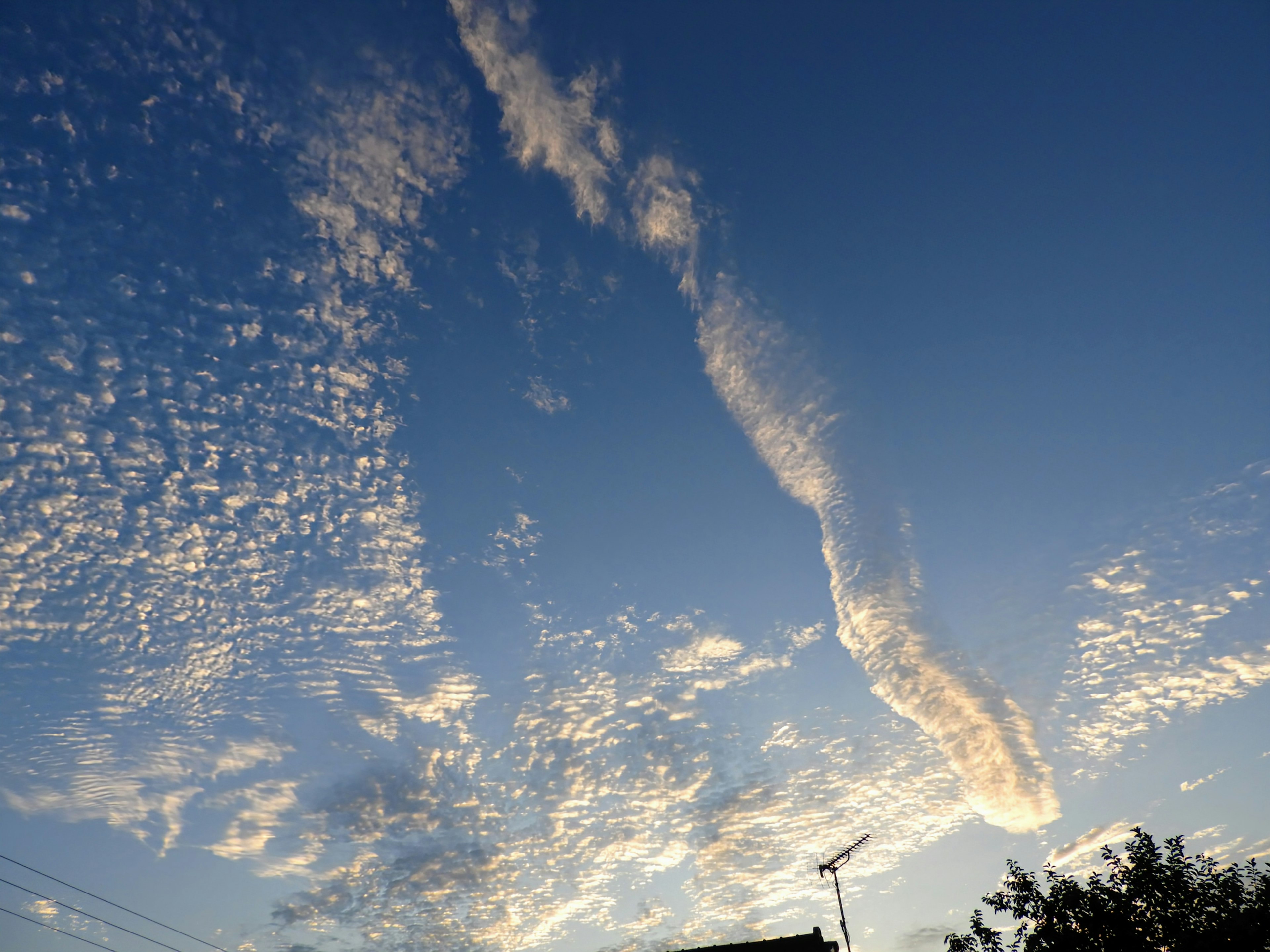 Hermosos patrones de nubes en el cielo azul