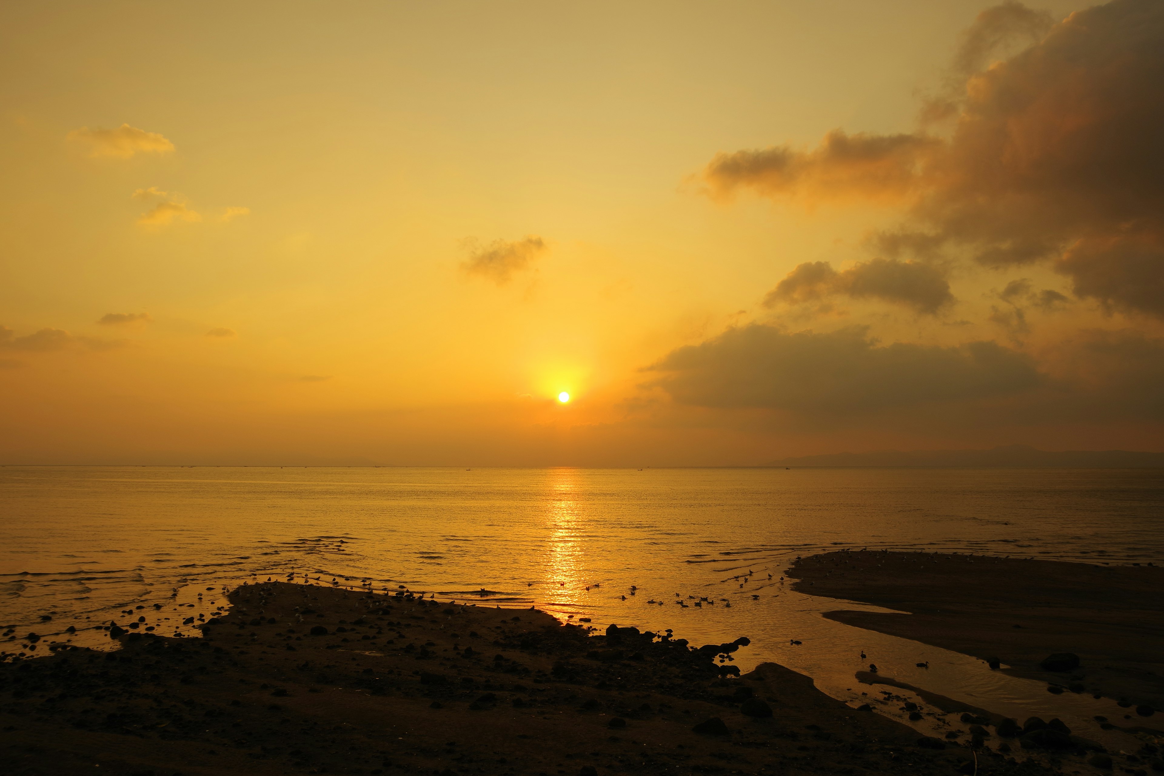 Un hermoso paisaje del atardecer sobre el océano