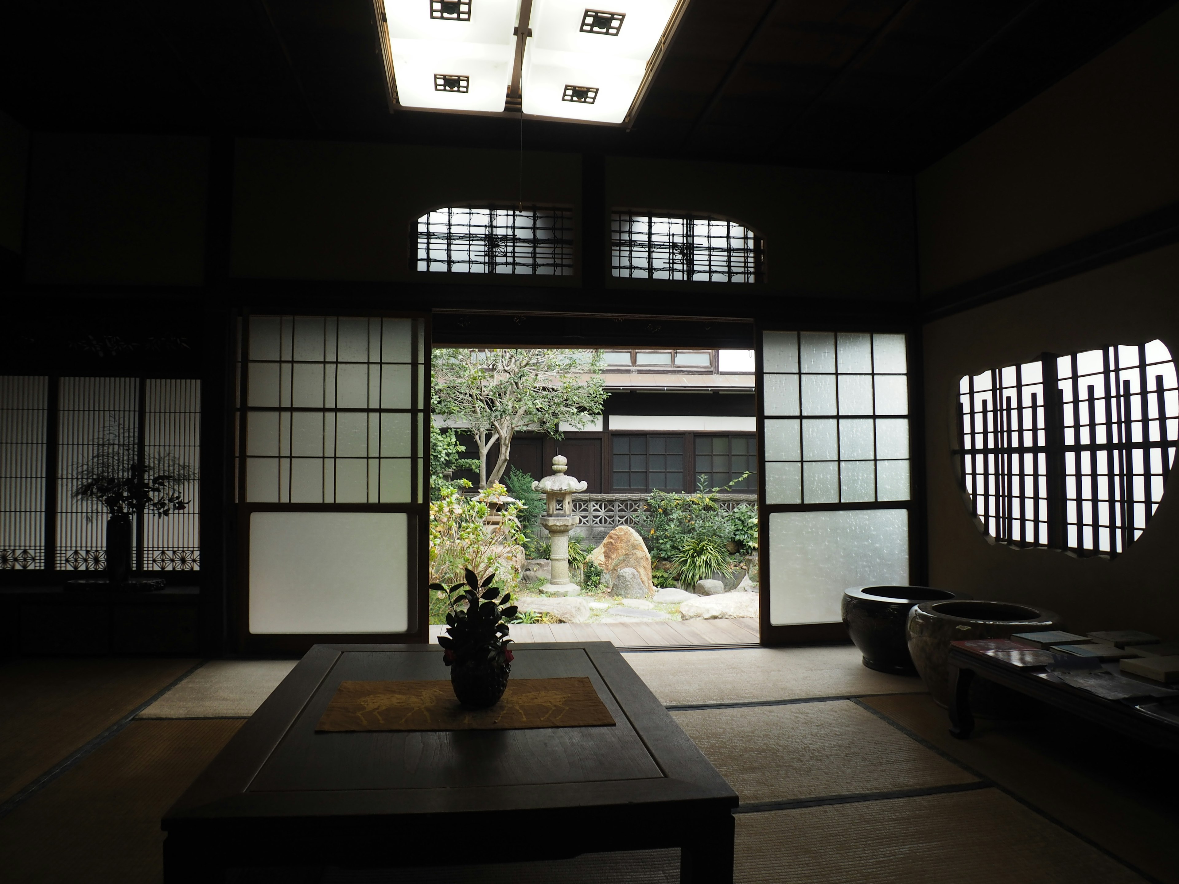 Traditionelles japanisches Innendesign mit Blick auf einen Garten Helles Licht, das durch Shoji-Türen eintritt