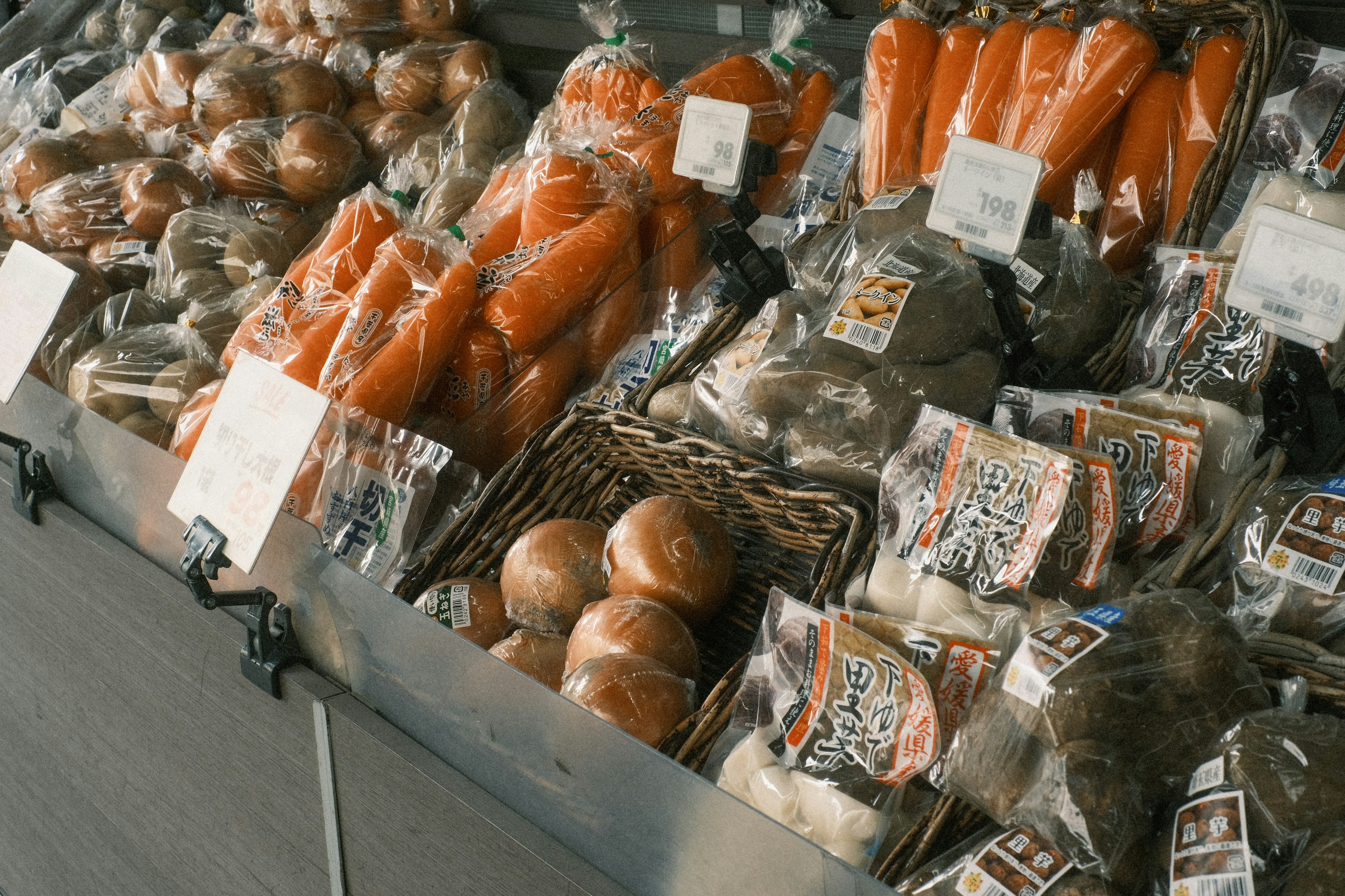 Présentation de légumes et fruits frais sur un marché