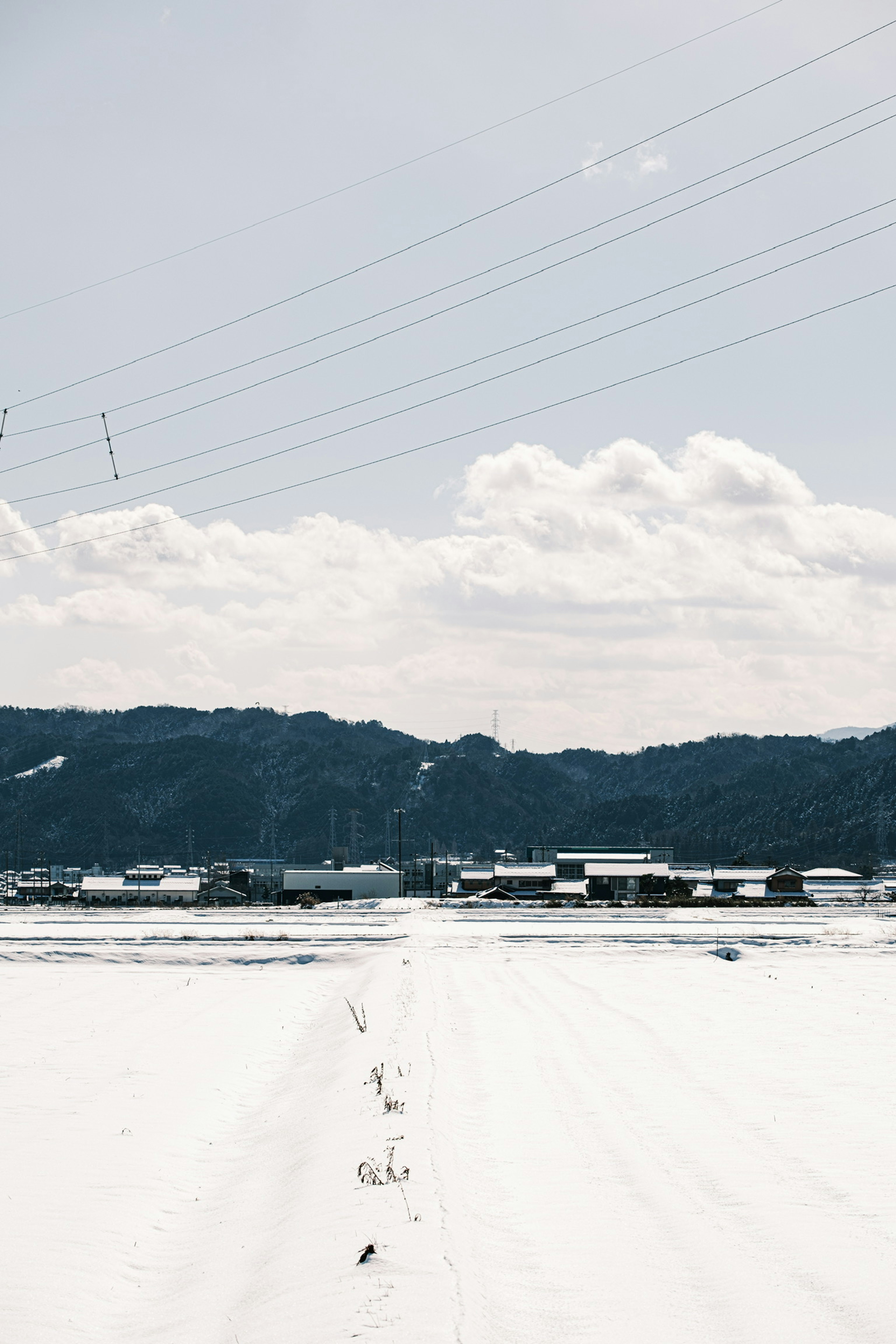 雪に覆われた風景と雲のある青空