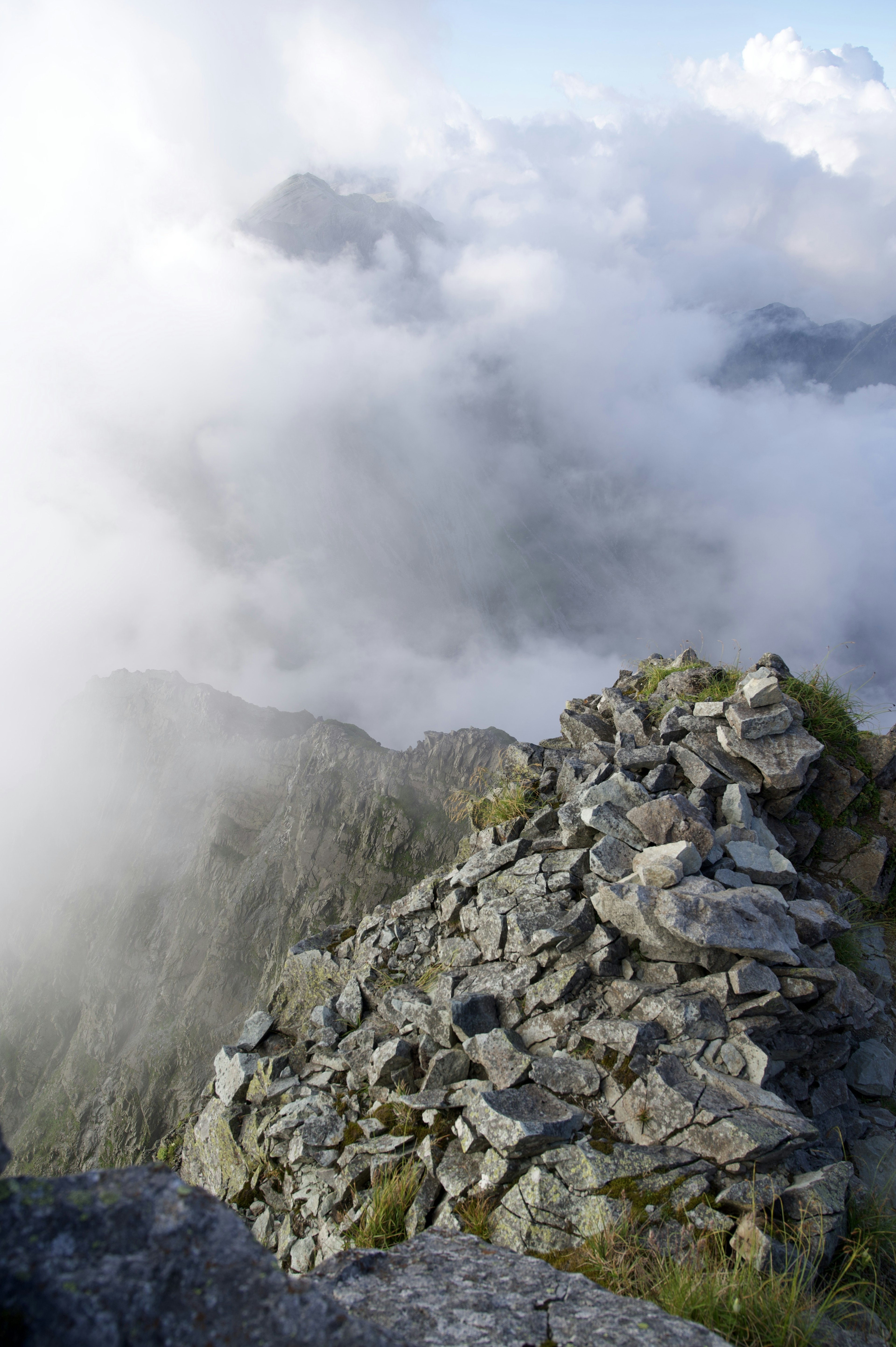 Vue de la couverture nuageuse depuis un sommet rocheux