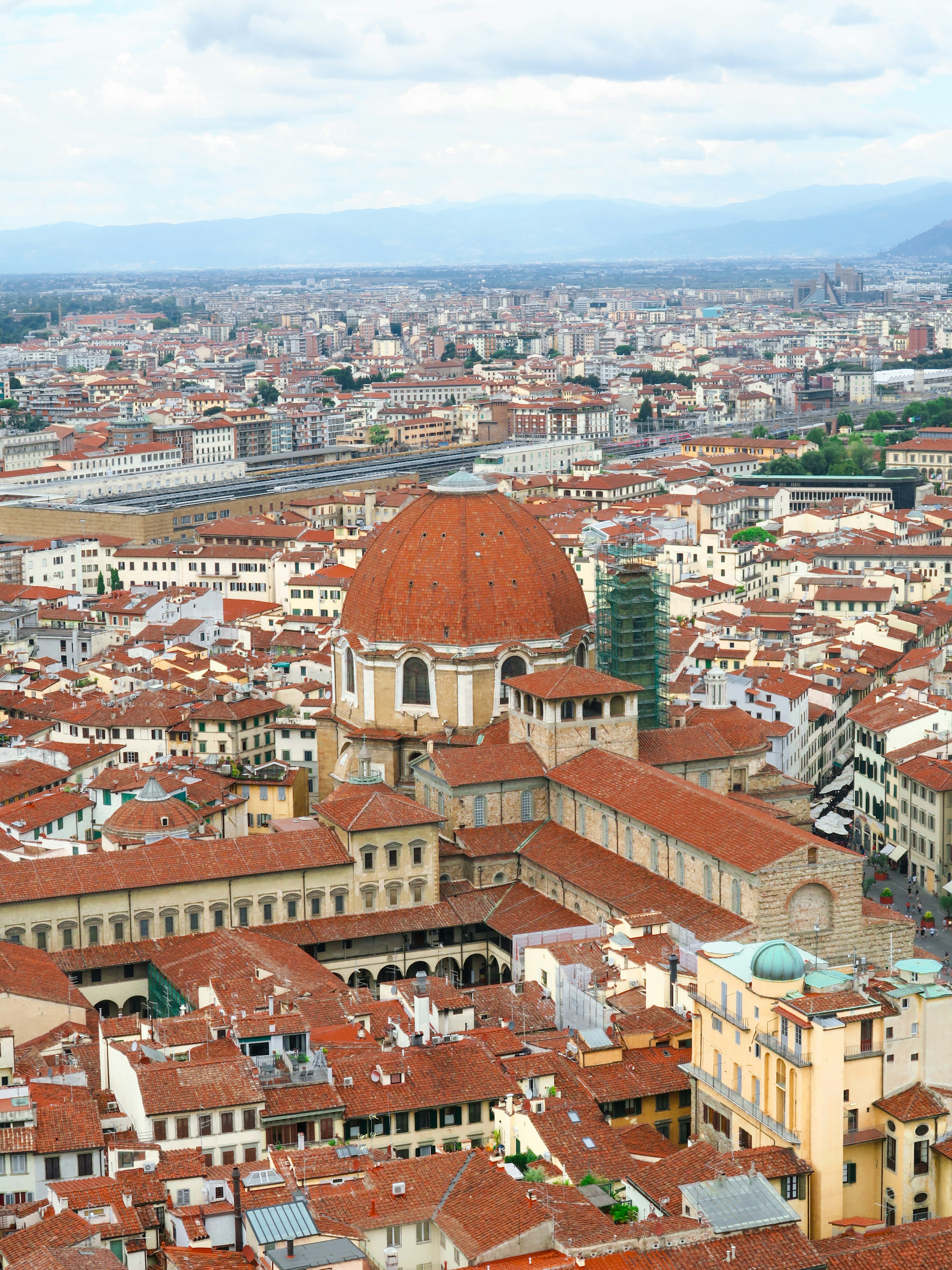 Vue magnifique de Florence avec des toits rouges et le Duomo