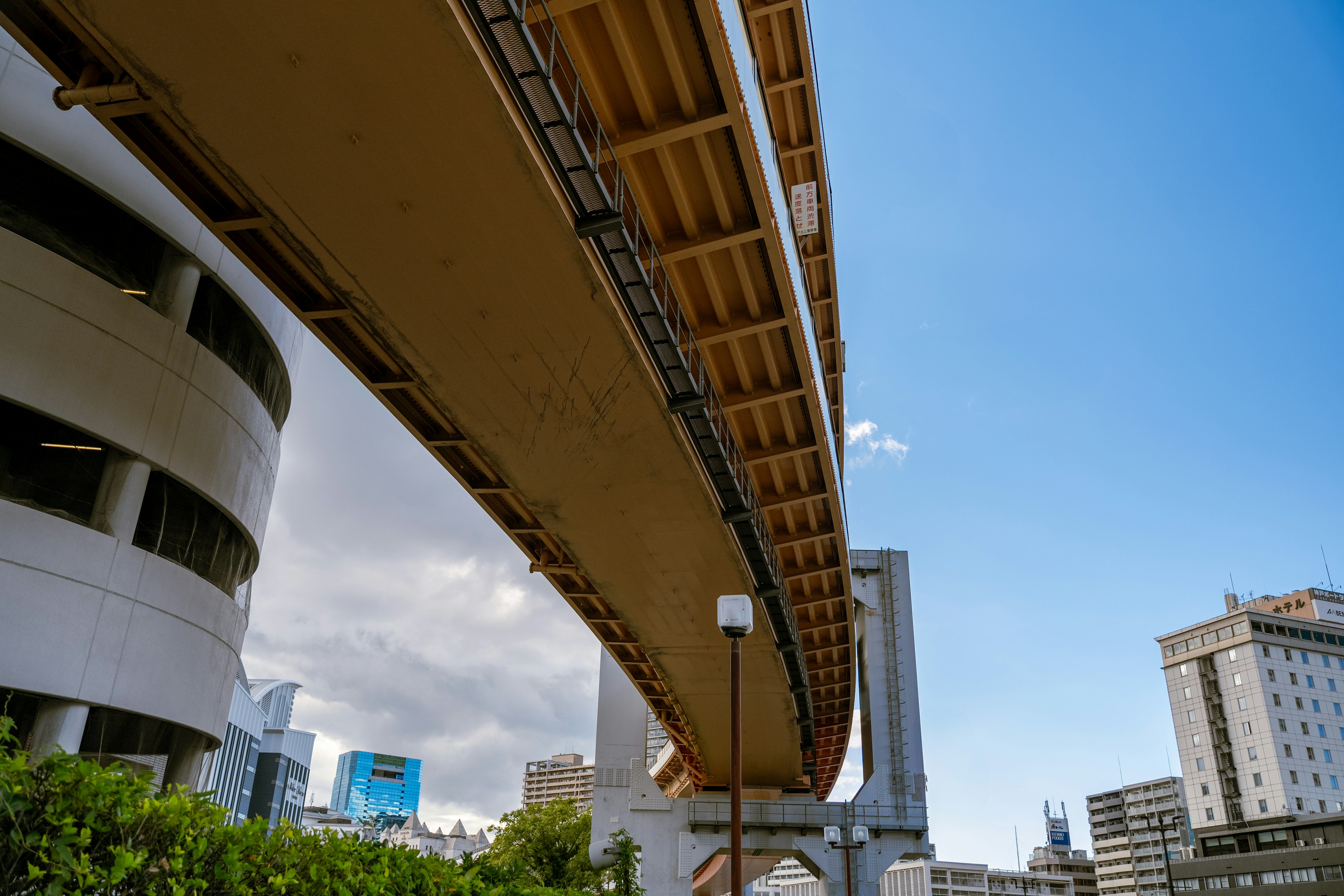 Pemandangan jembatan dari bawah dengan langit biru cerah