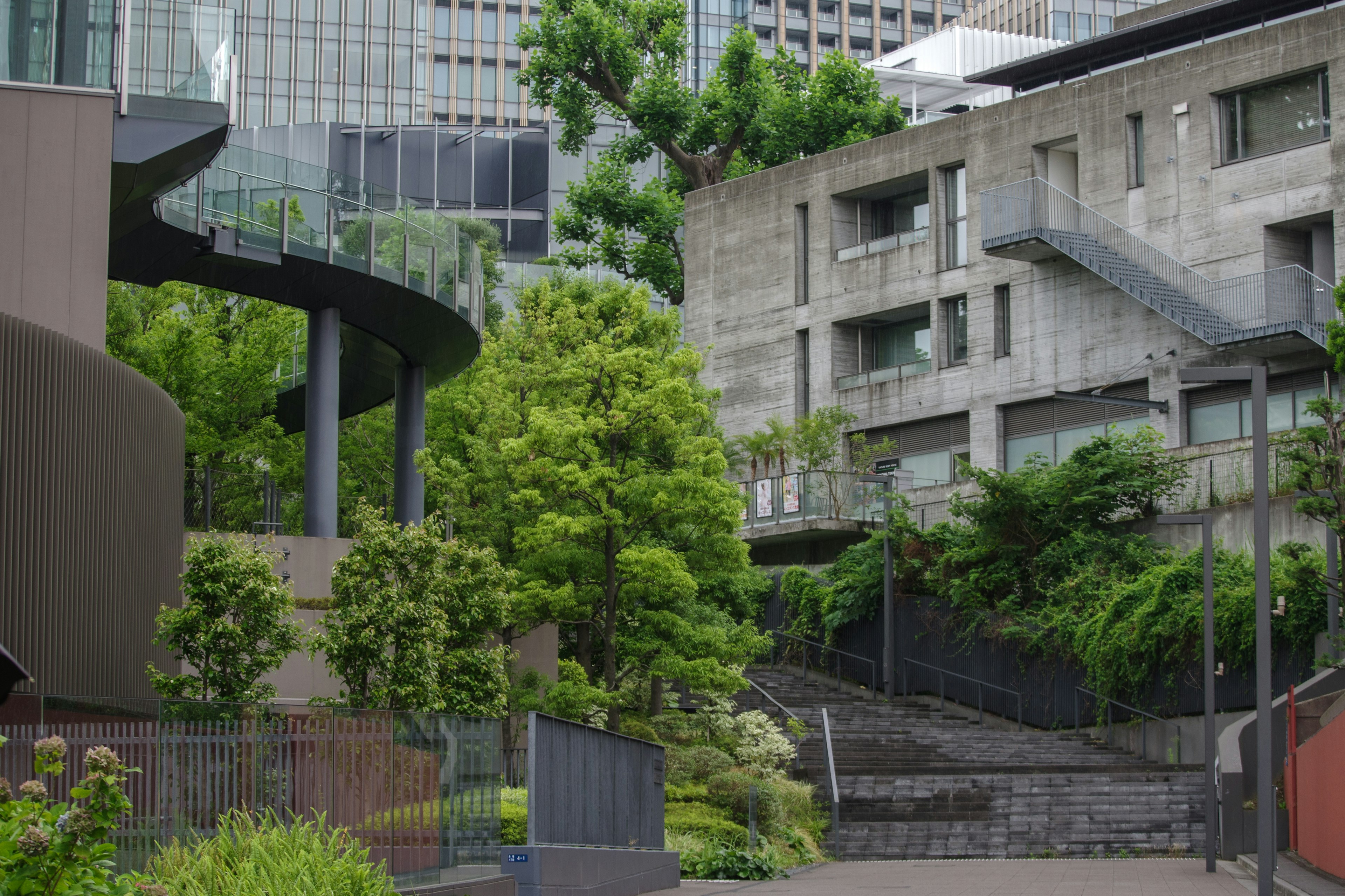 Jardín exuberante que se mezcla con la arquitectura moderna