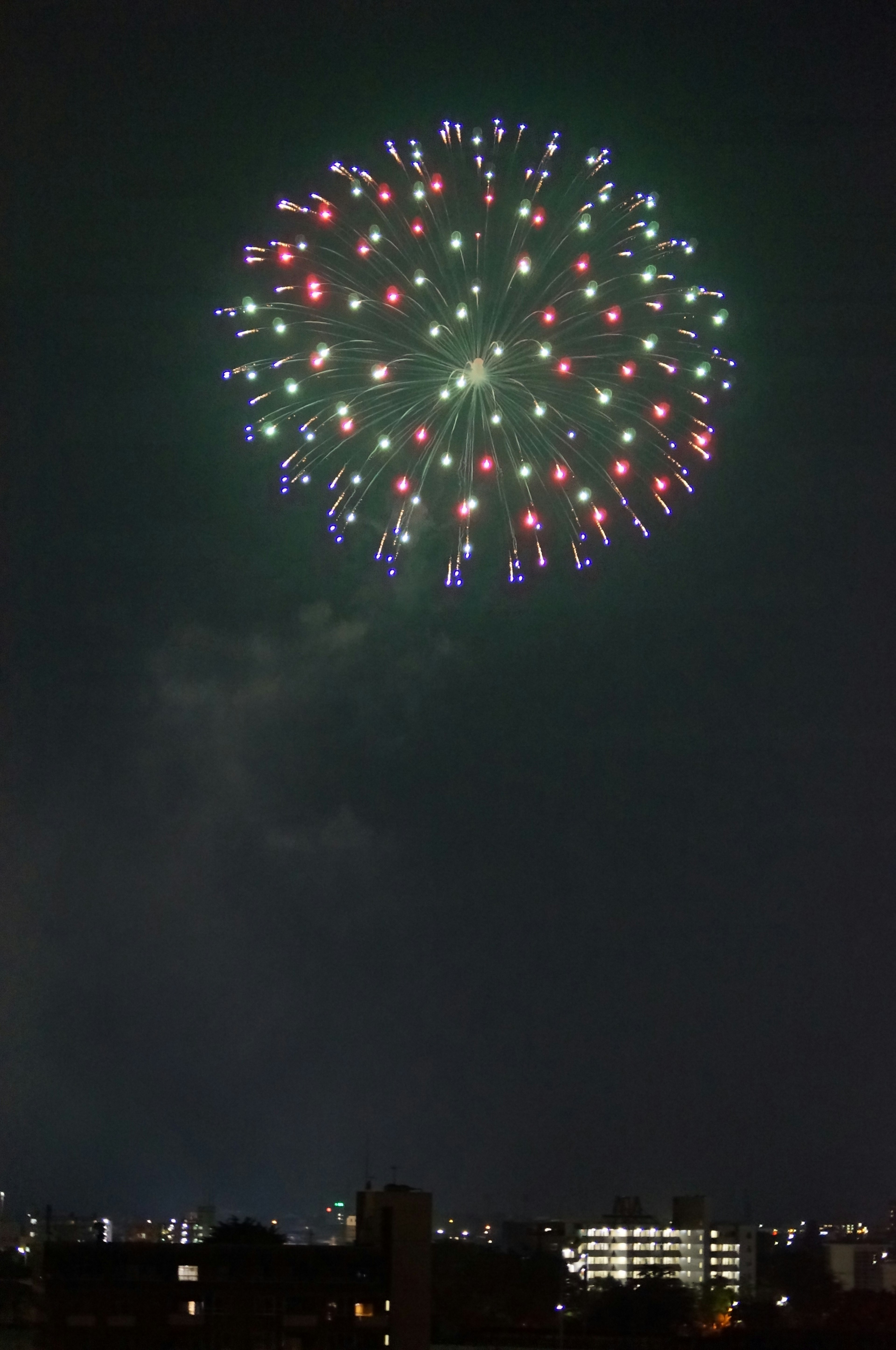 夜空に輝くカラフルな花火のショー