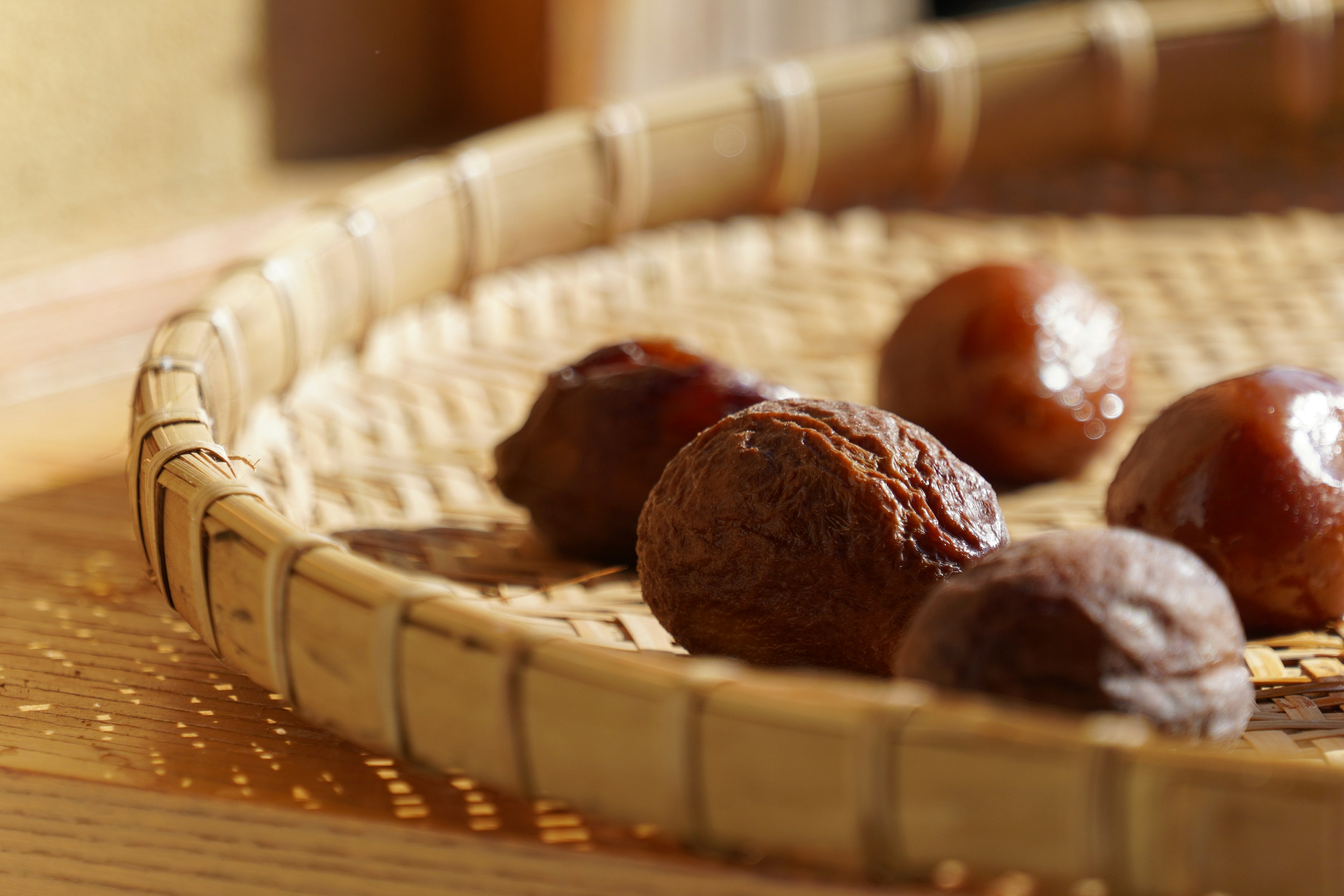 Nueces marrones colocadas en una cesta de bambú trenzado