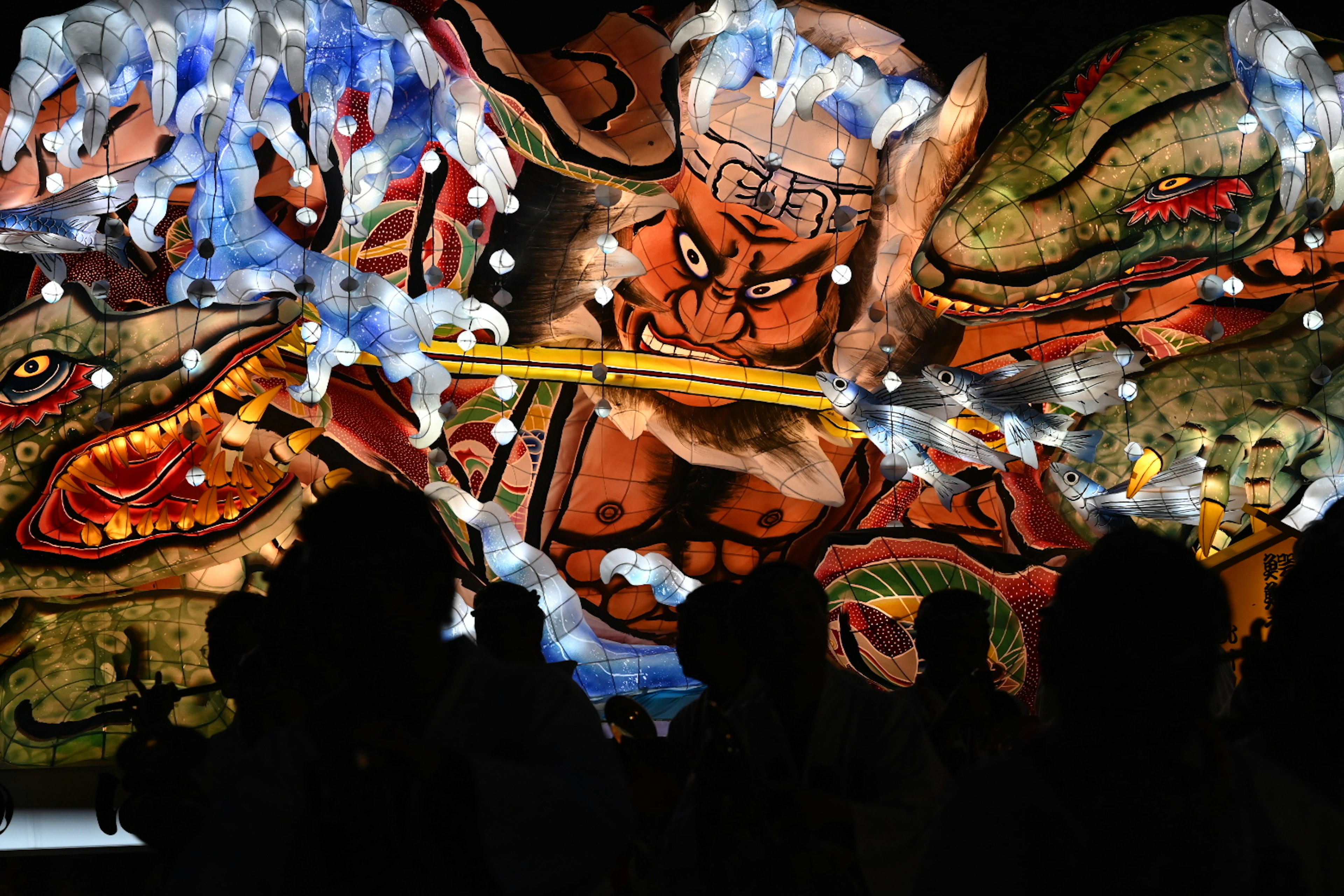 Un gran fondo de estilo ukiyo-e con un hombre tocando la flauta y efectos de iluminación dramáticos