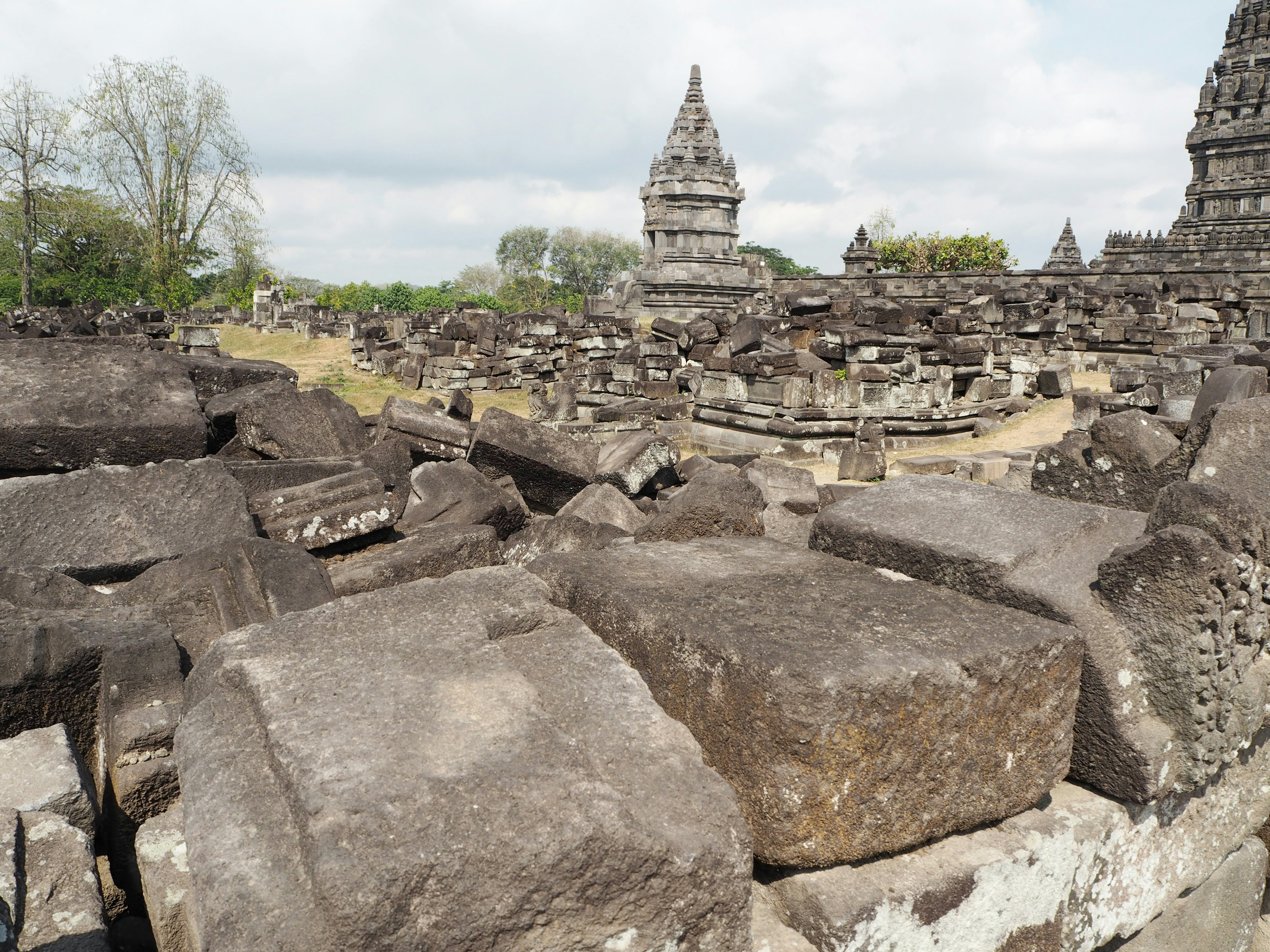 Pemandangan reruntuhan kuno dengan struktur batu dan menara