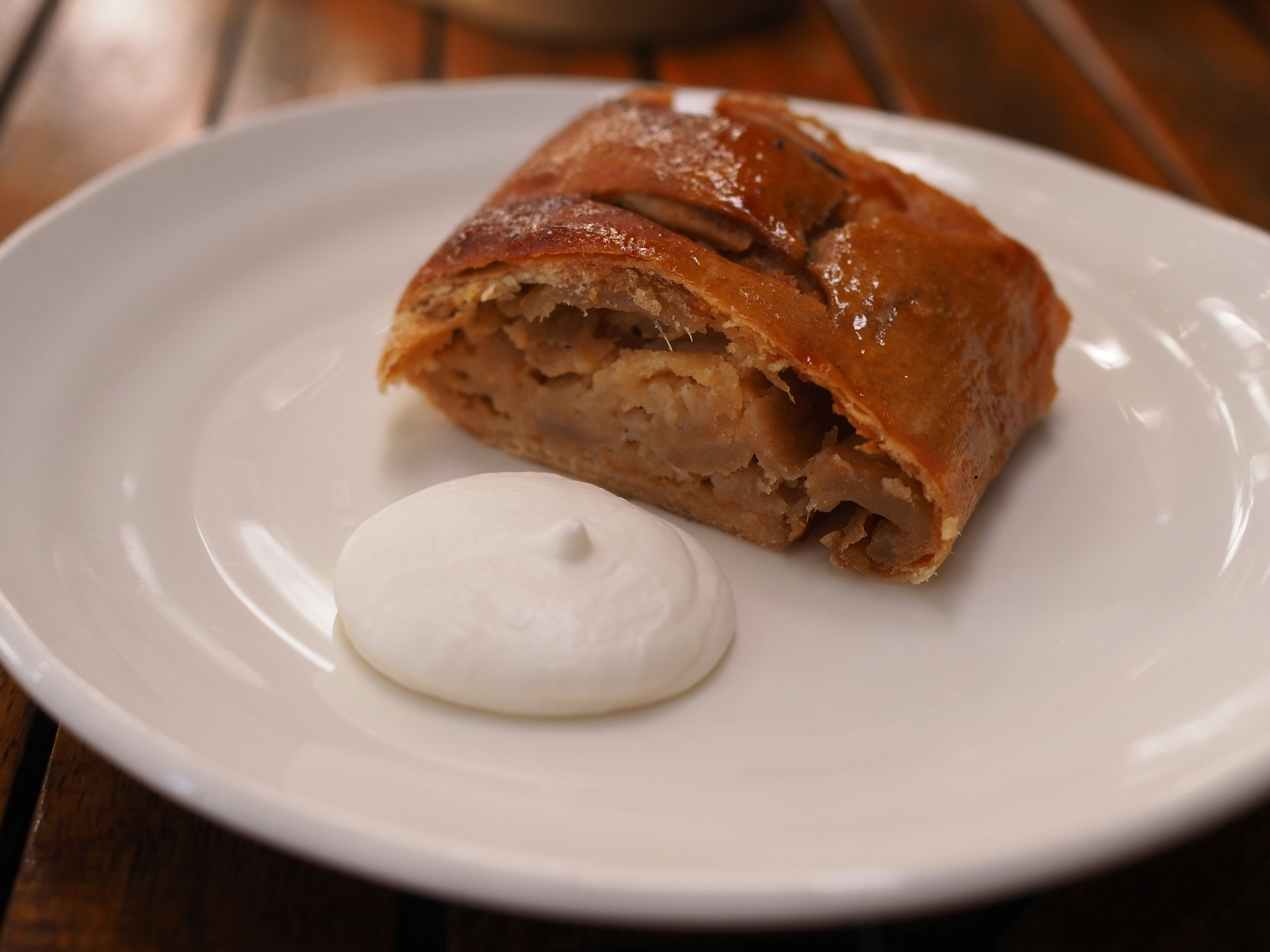 Rebanada de postre dulce en un plato con crema batida cremosa