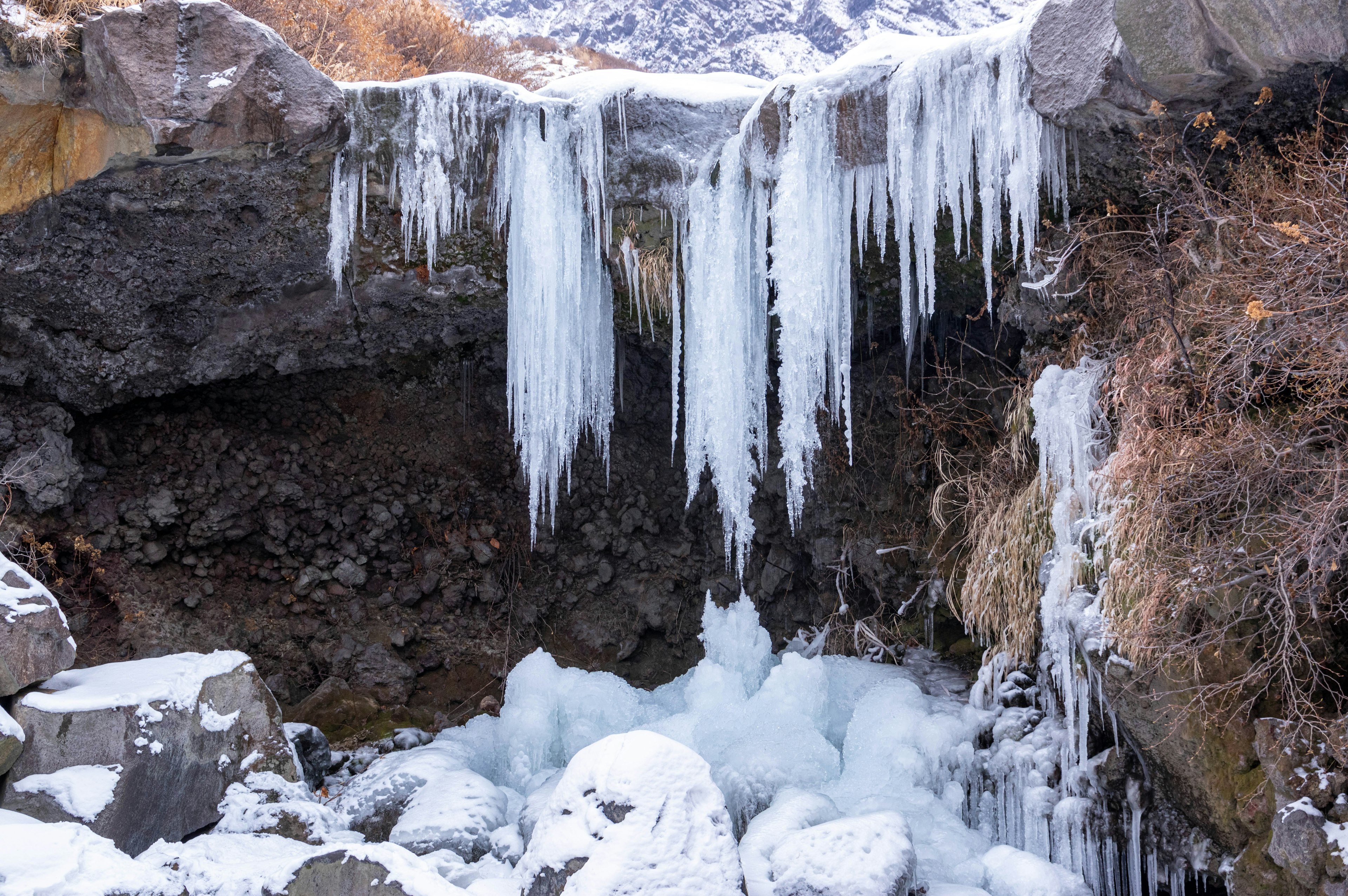 氷柱がつらら状に垂れ下がる冬の風景