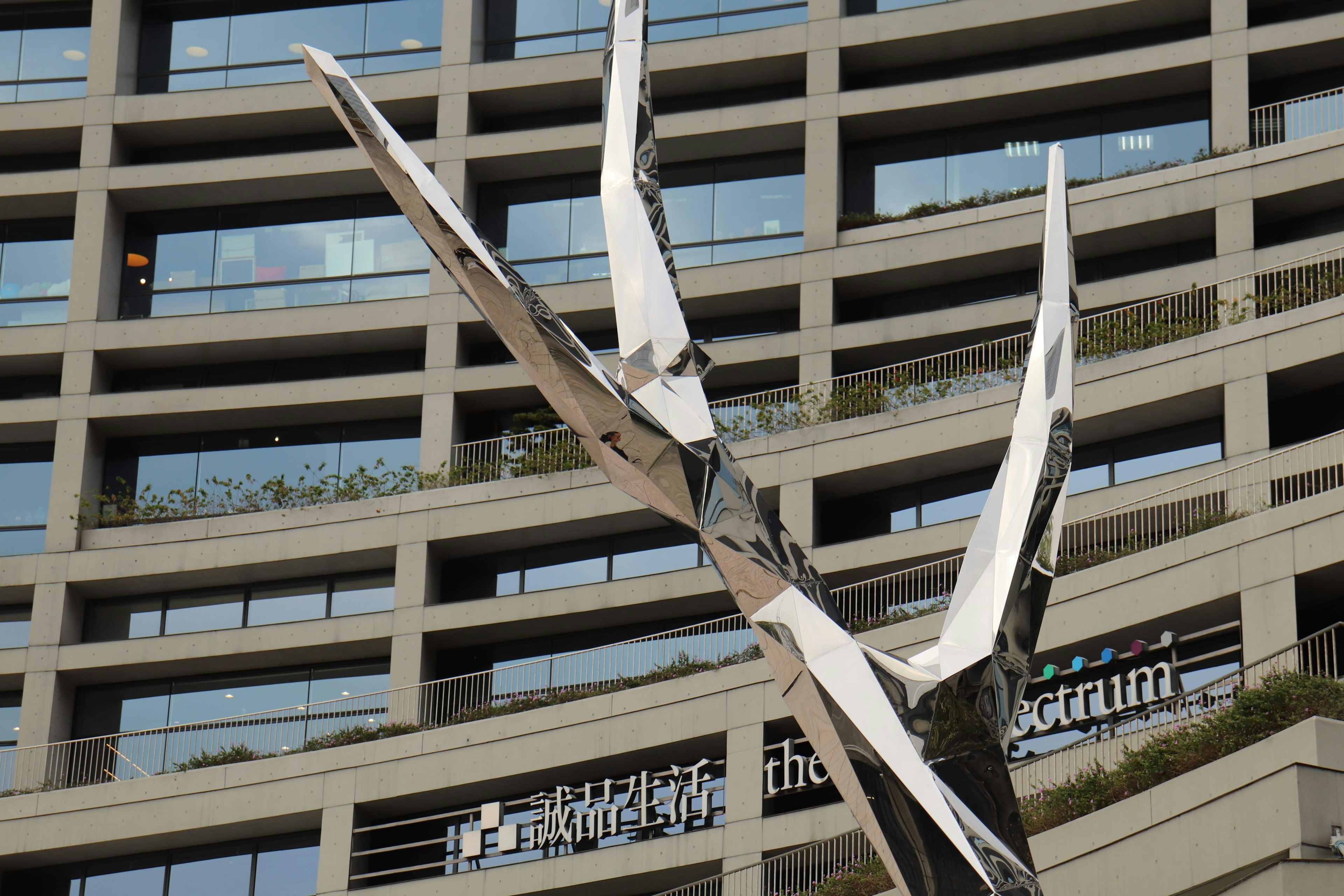 Escultura moderna frente a un rascacielos