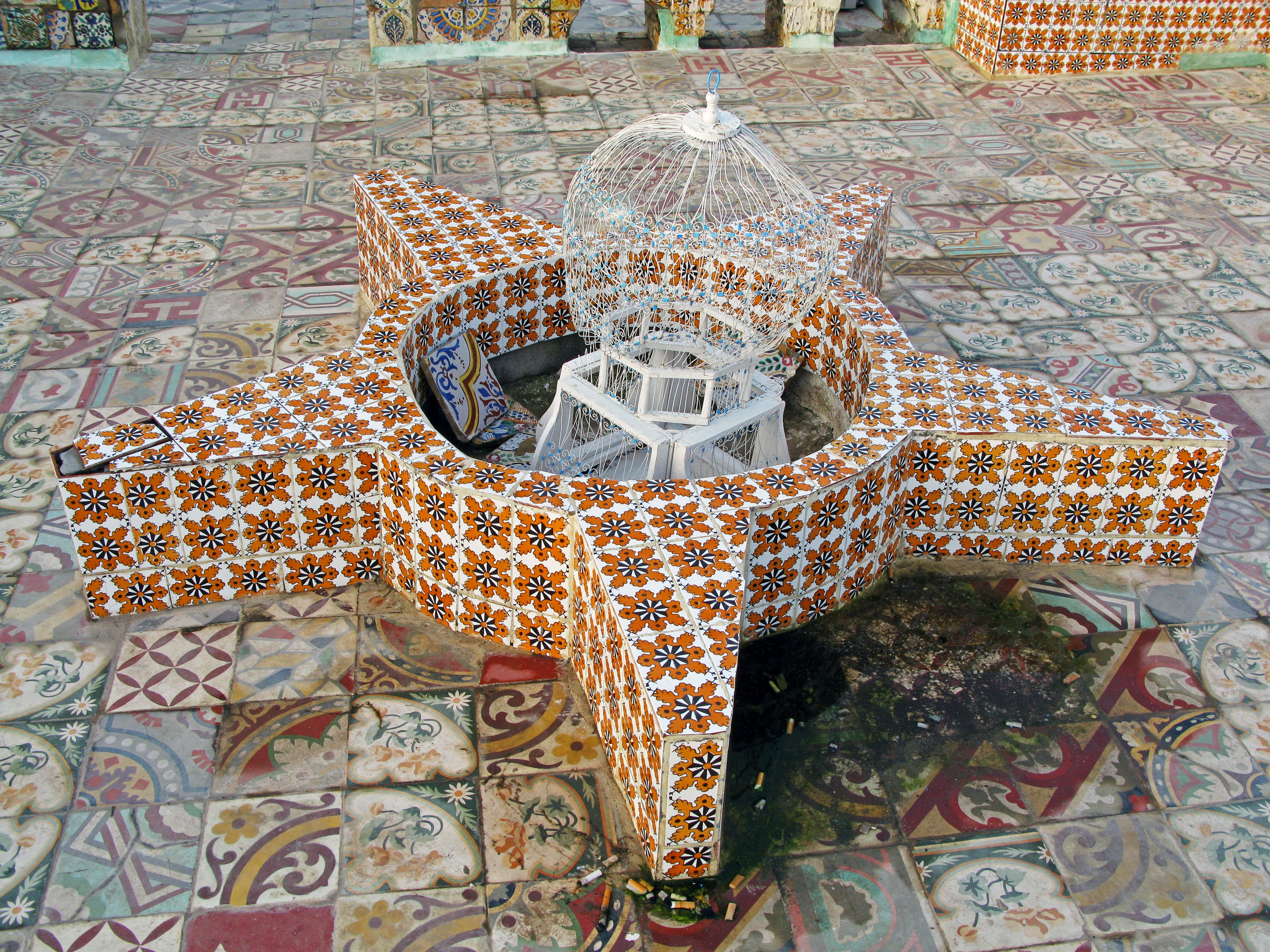 Fontaine décorative carrelée avec un dôme transparent au centre