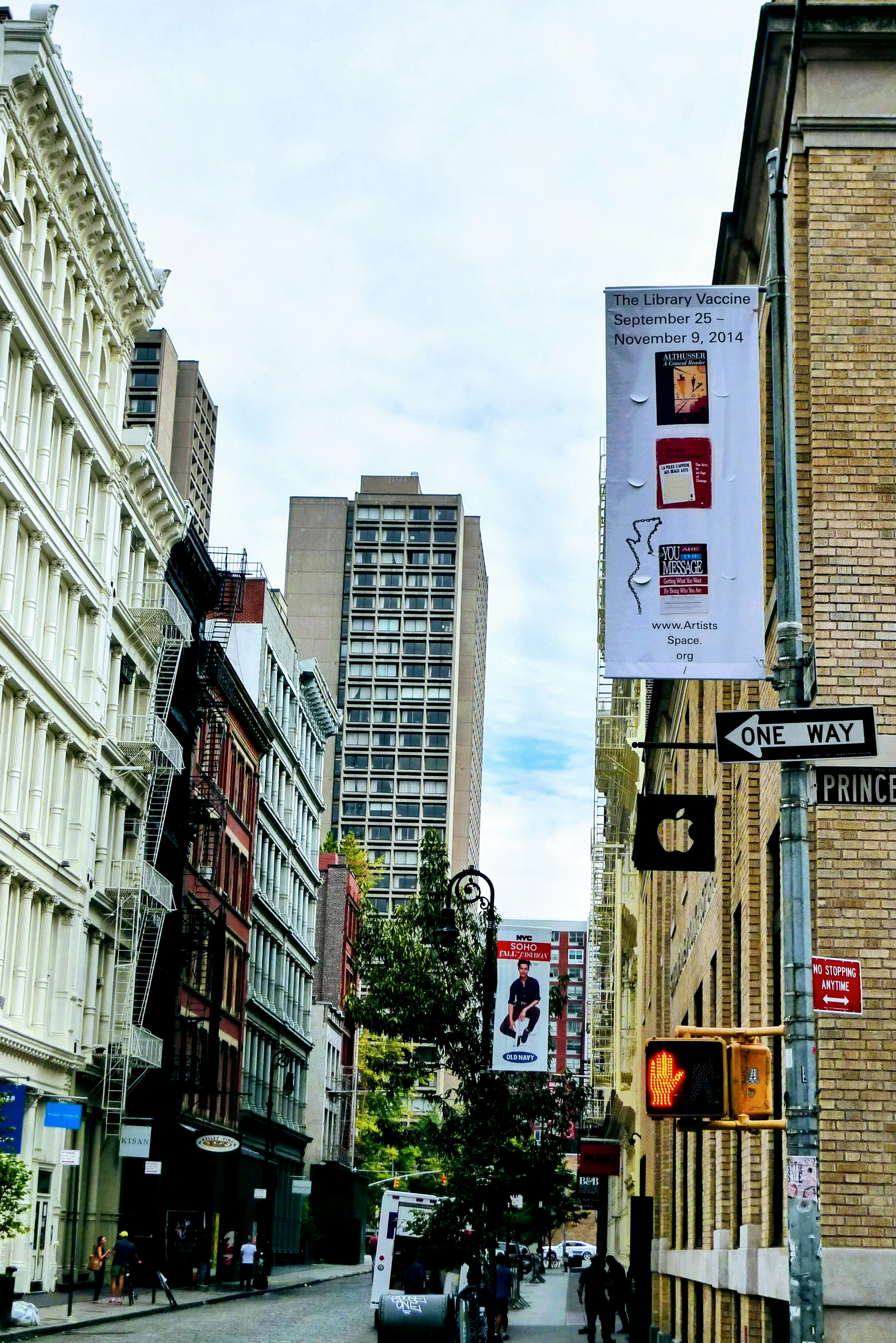 Vue de rue avec des bâtiments hauts et des bannières