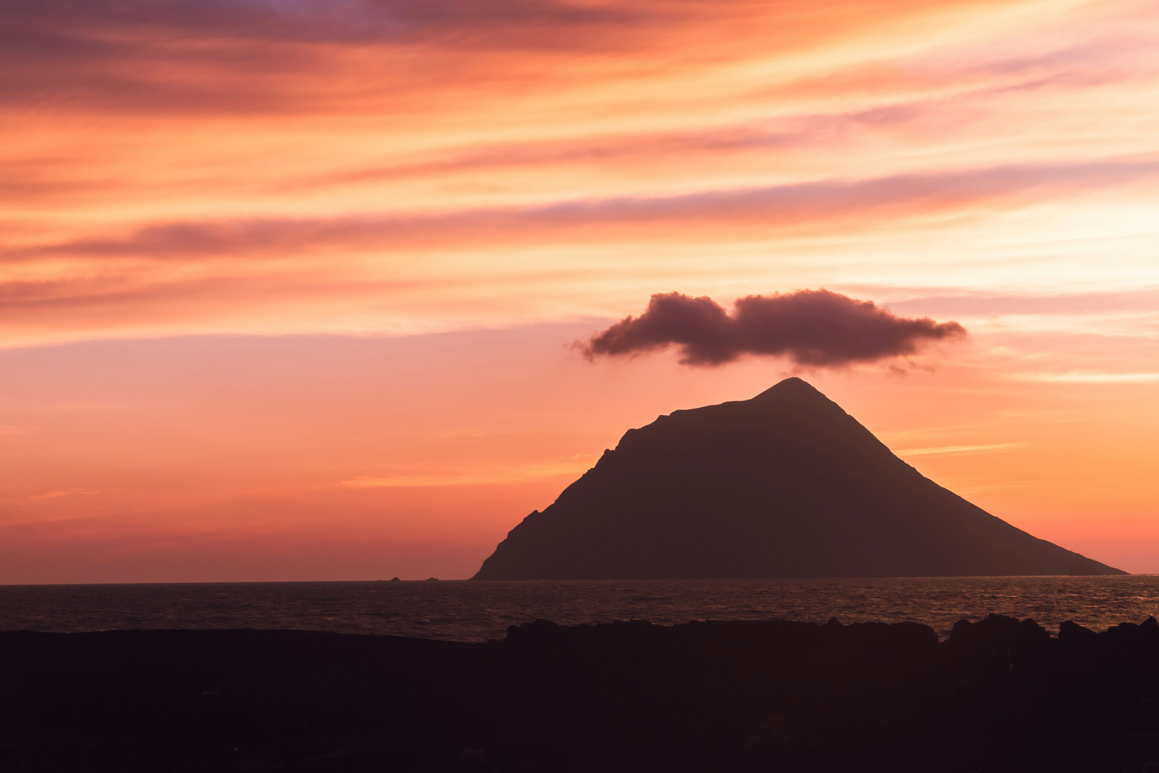 Silhouette eines Berges vor einem wunderschönen Sonnenuntergang