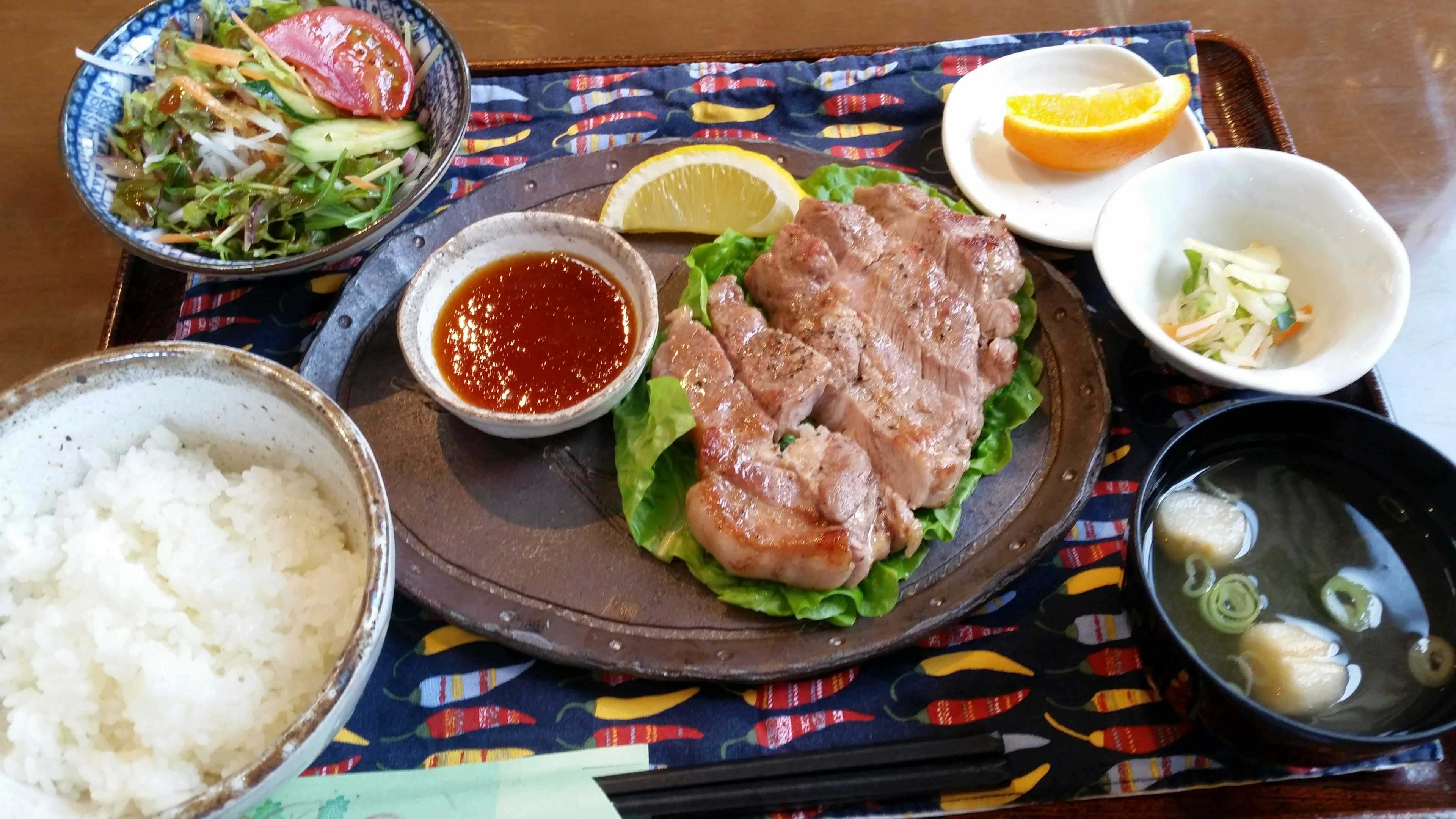 Plato delicioso con arroz ensalada sopa de pescado carne asada con salsa