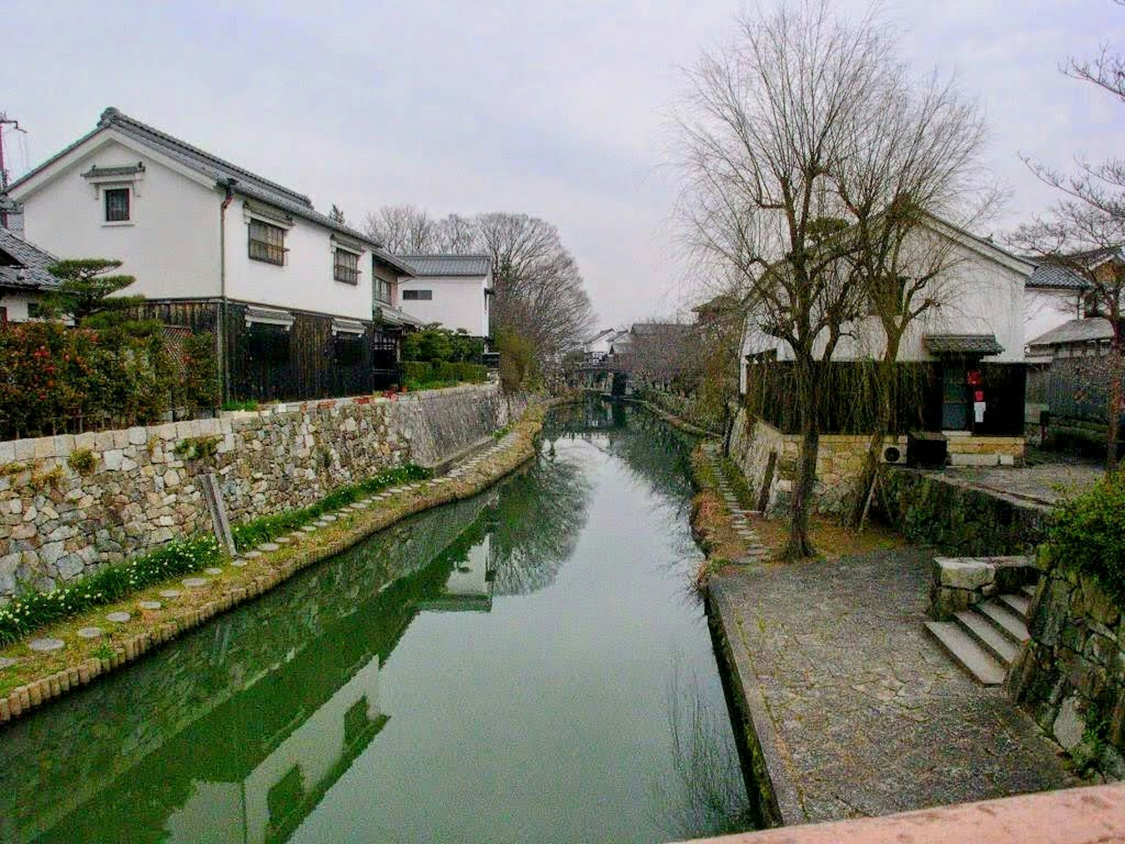 静かな運河と周囲の白い家々の景色