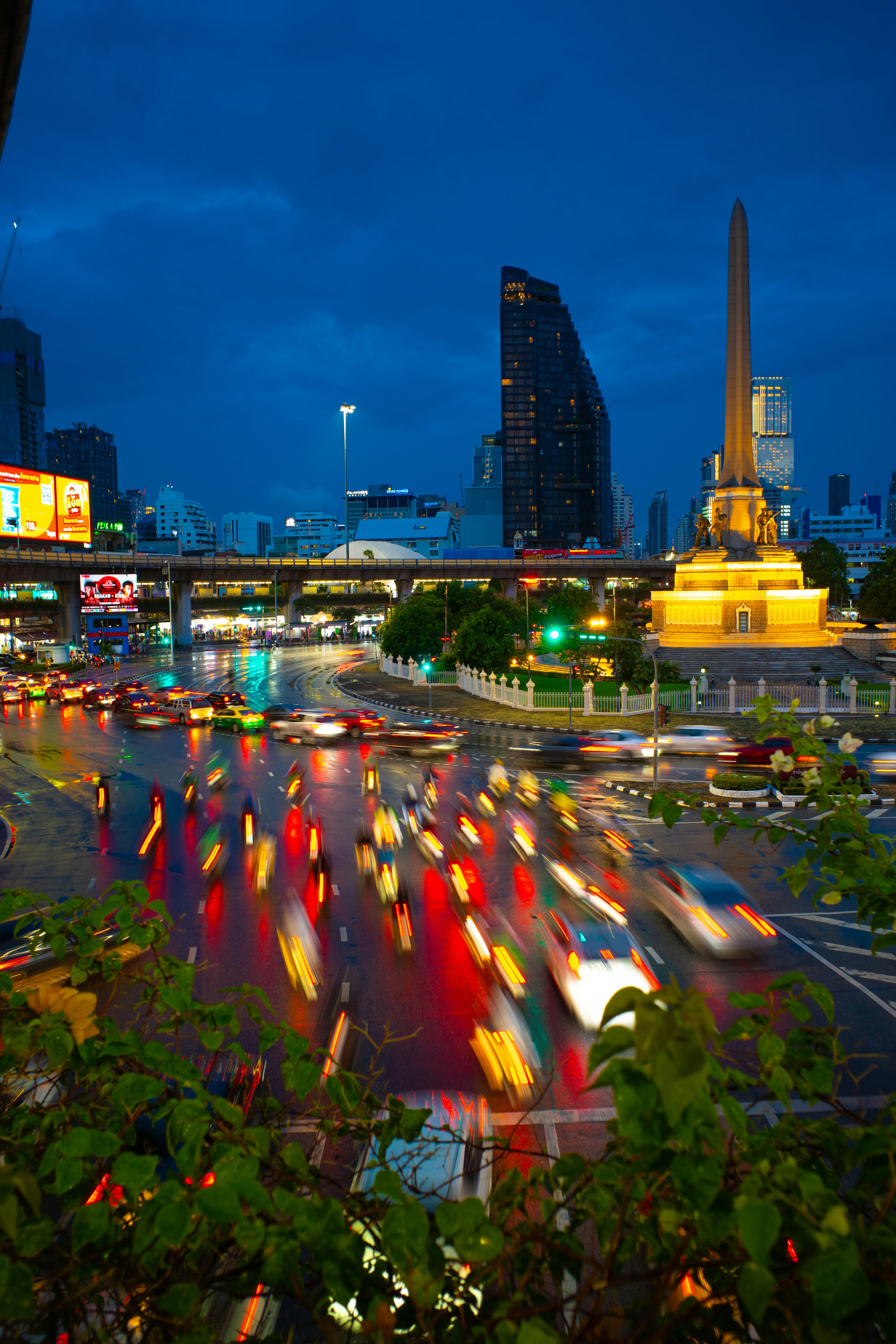 Pemandangan malam Bangkok dengan lalu lintas dan gedung pencakar langit