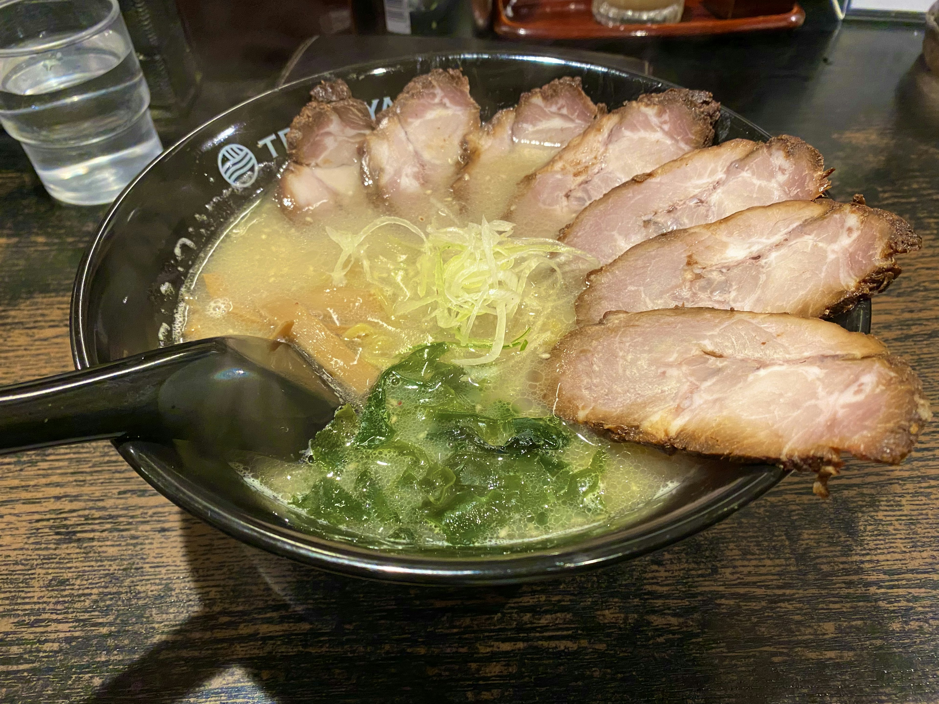 Một bát ramen với lát chashu và hành xanh