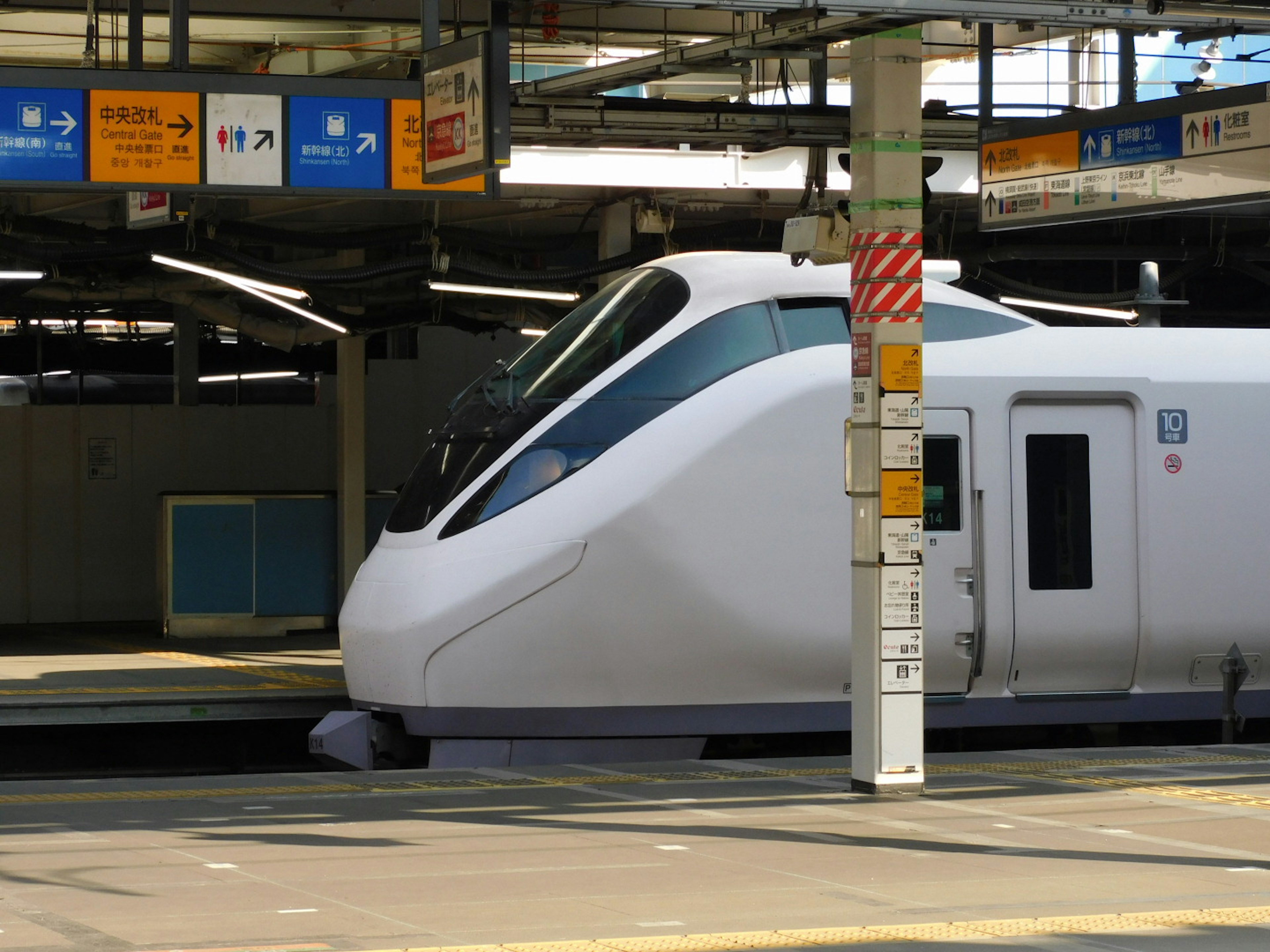 Seitenansicht eines Shinkansen an einem Bahnhof