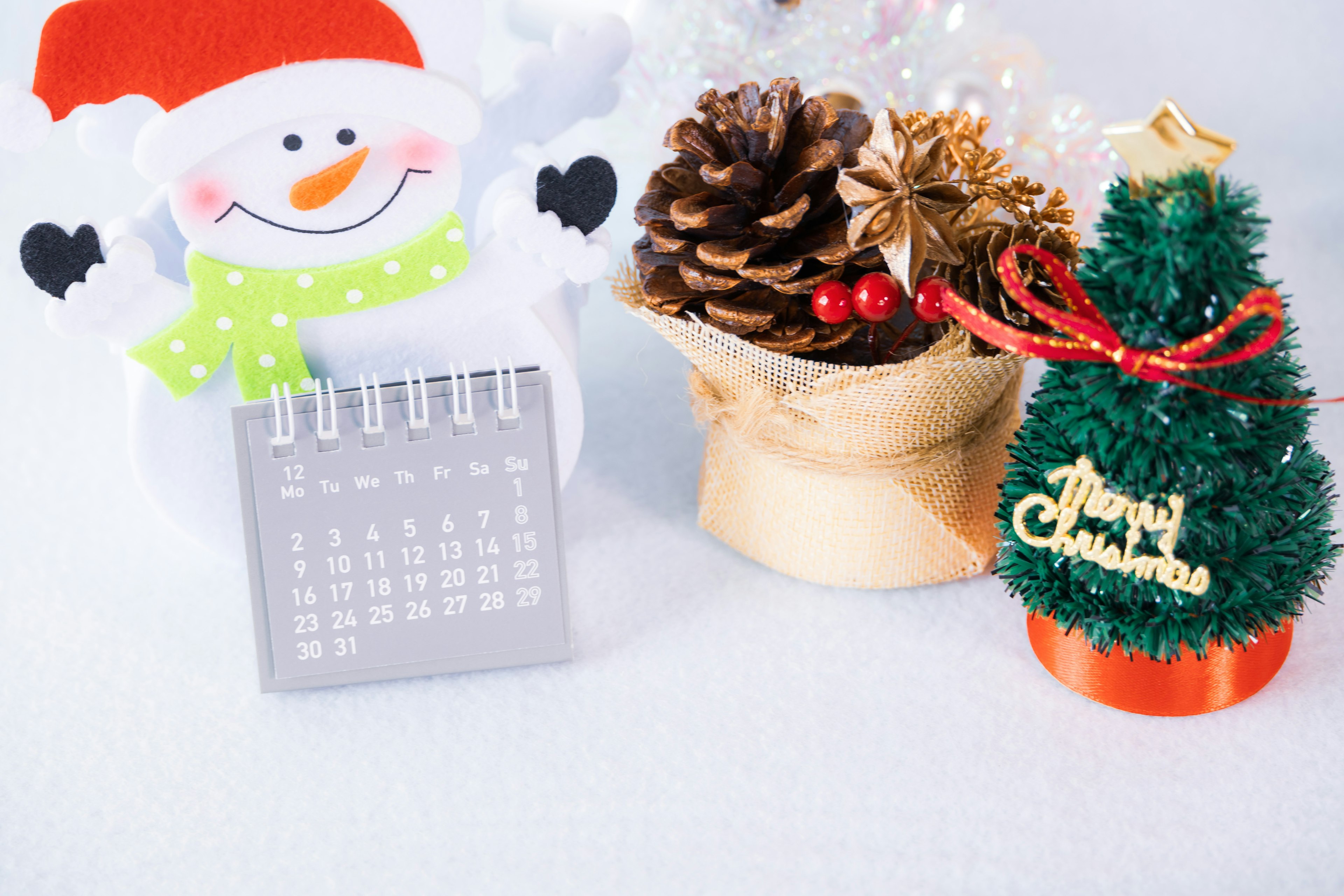 Décoration bonhomme de neige avec calendrier pommes de pin et arbre de Noël