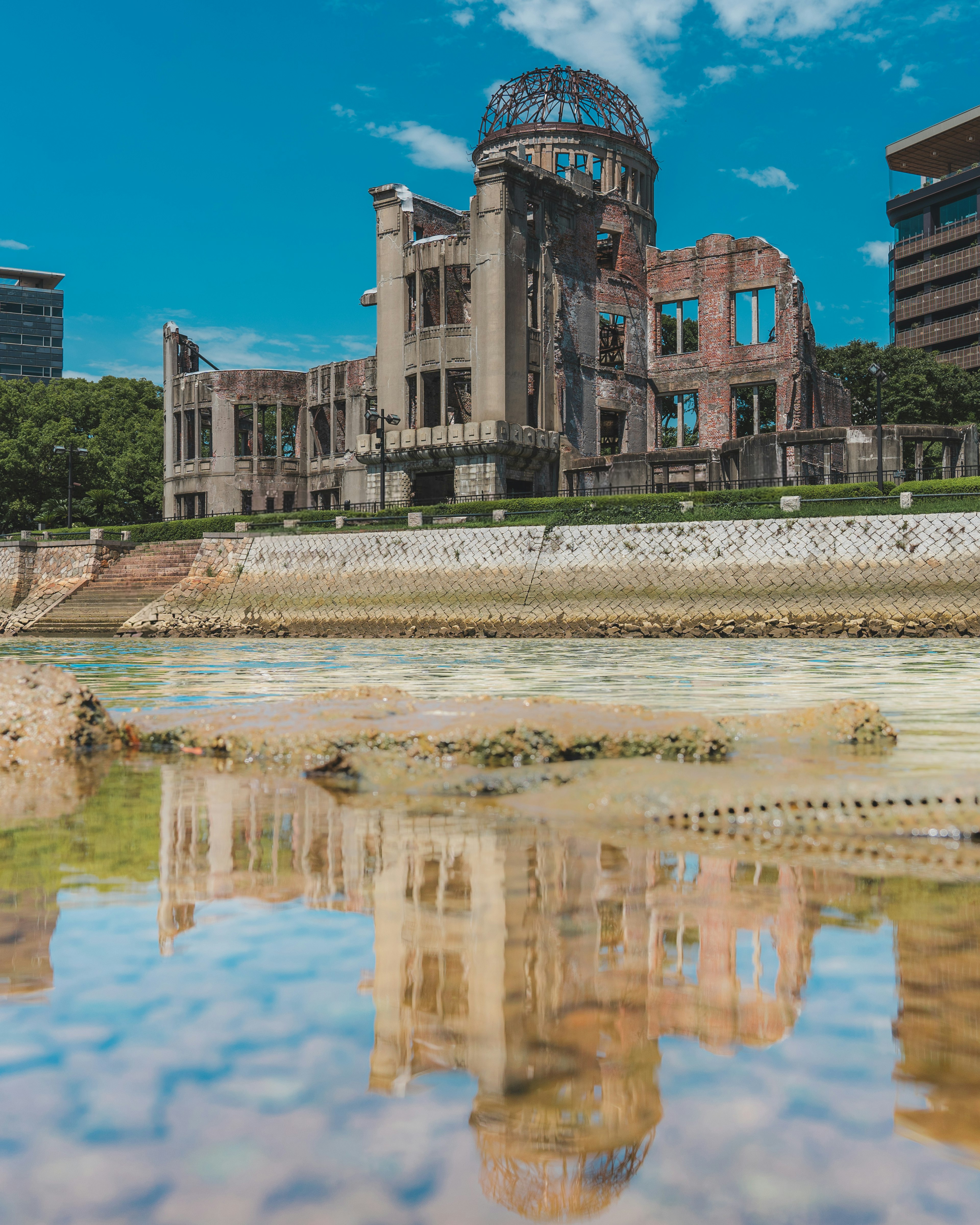 広島平和記念公園の原爆ドームの反射が水面に映る風景