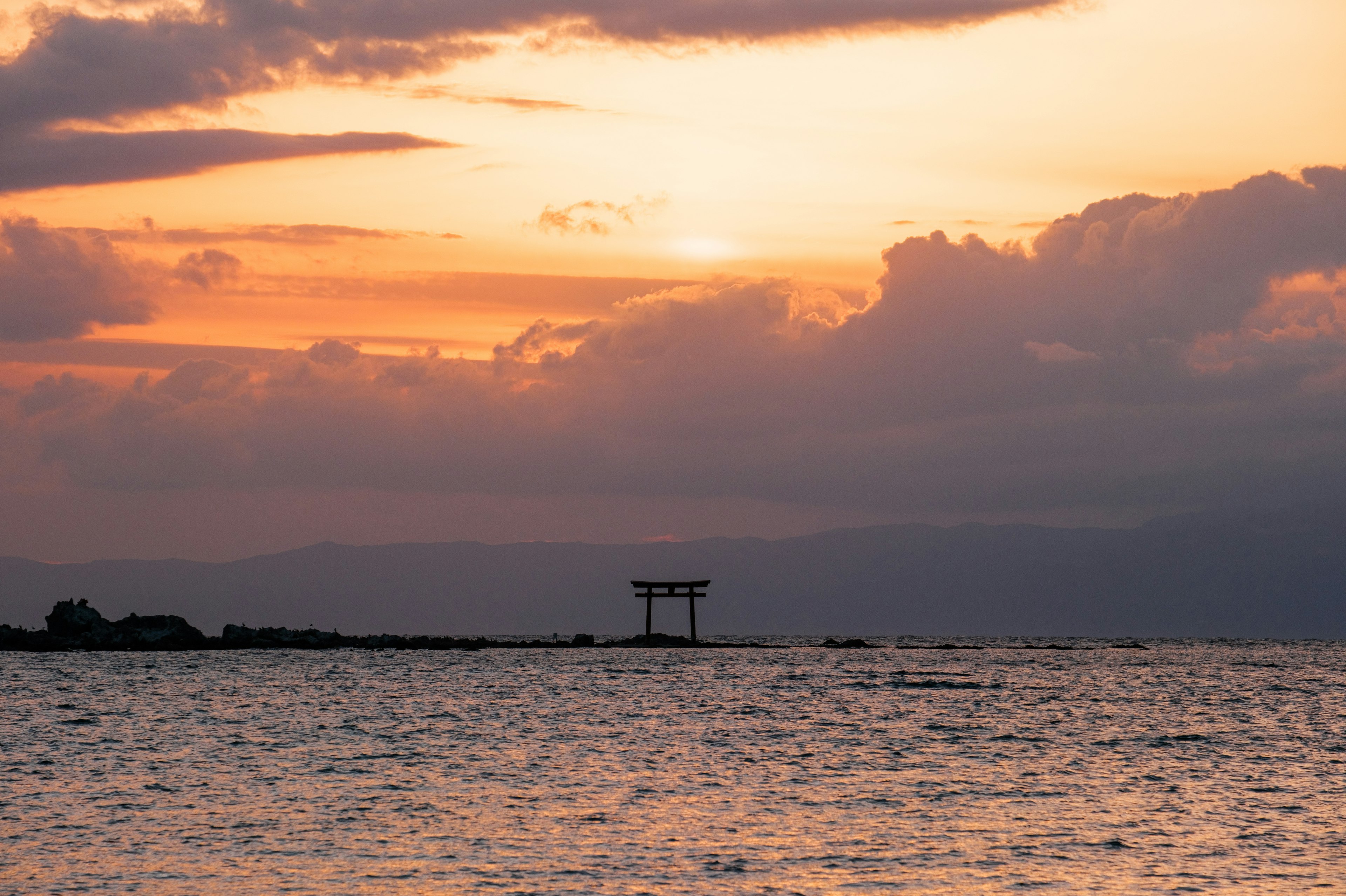 美麗的海上日落與鳥居的輪廓