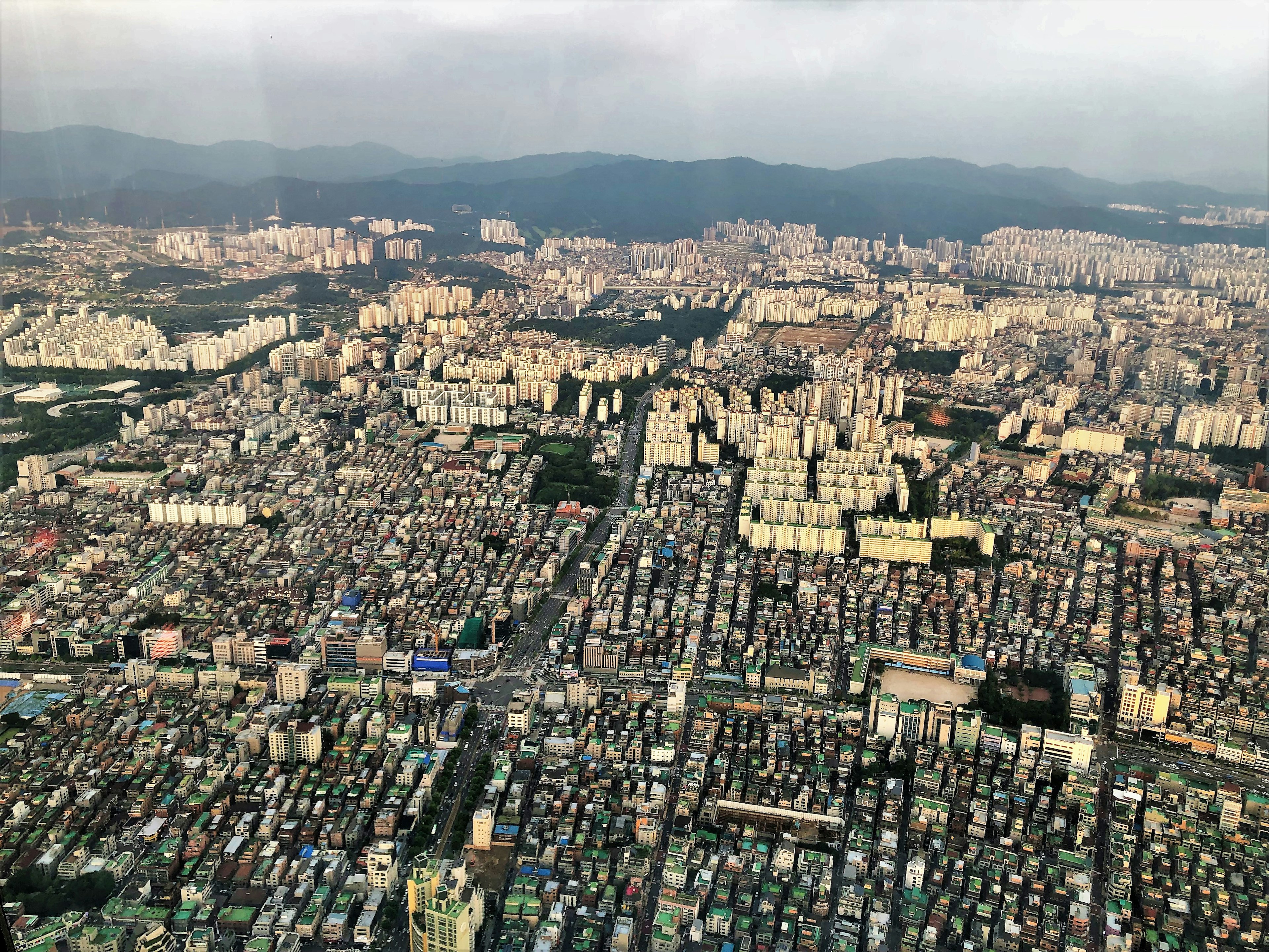 Vista aérea de Taipéi con rascacielos y extensas áreas residenciales