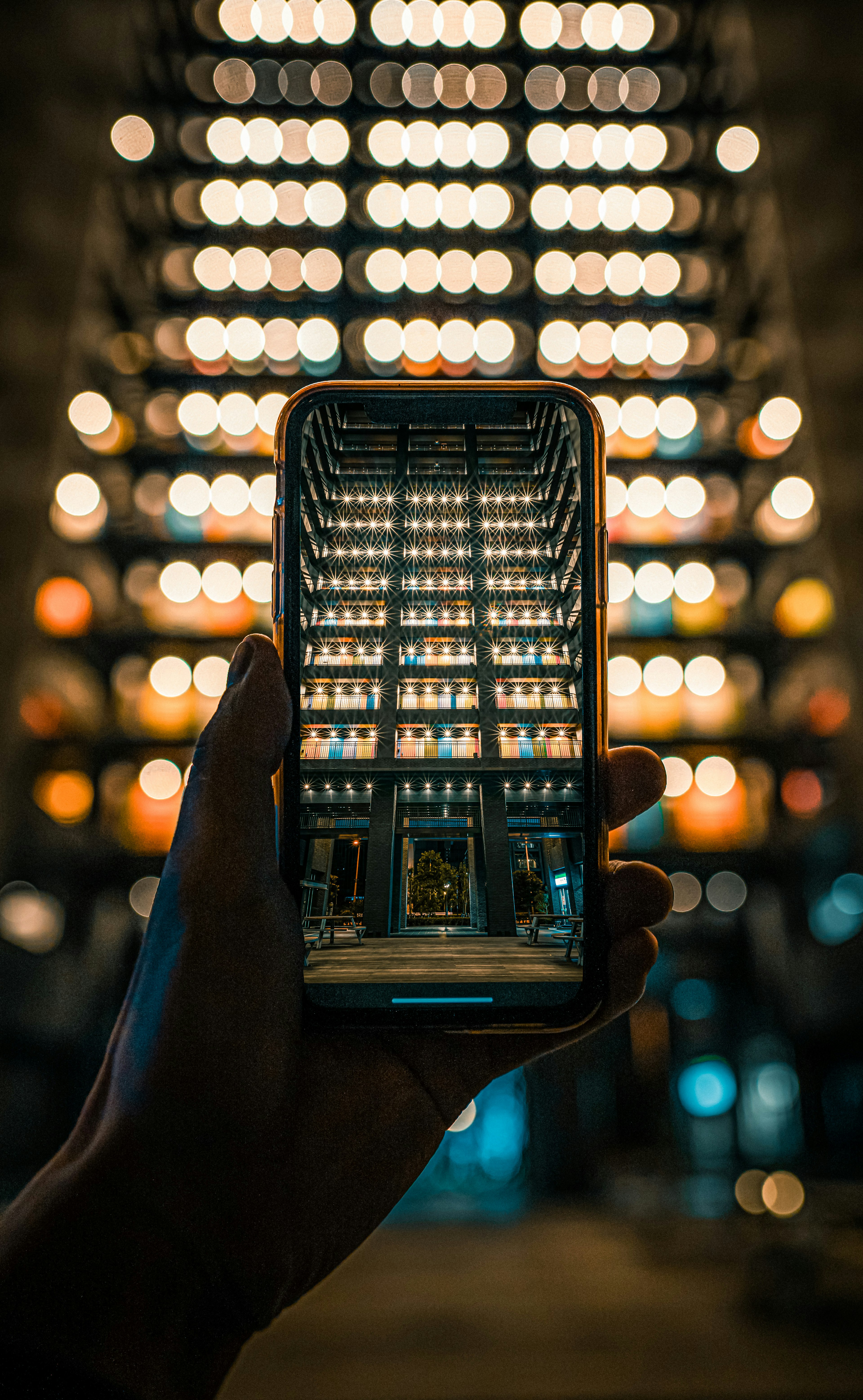 Uno smartphone che mostra un interno ben illuminato di un edificio tenuto in una mano