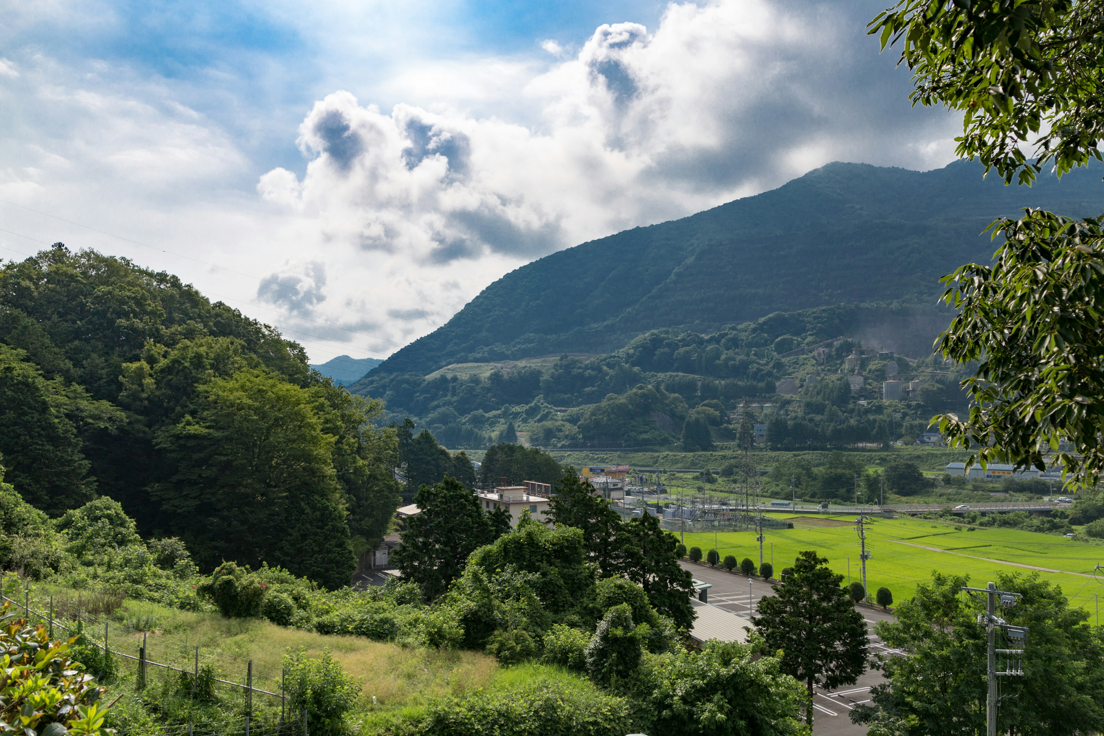 Hermosas montañas y paisaje exuberante en un paisaje rural japonés