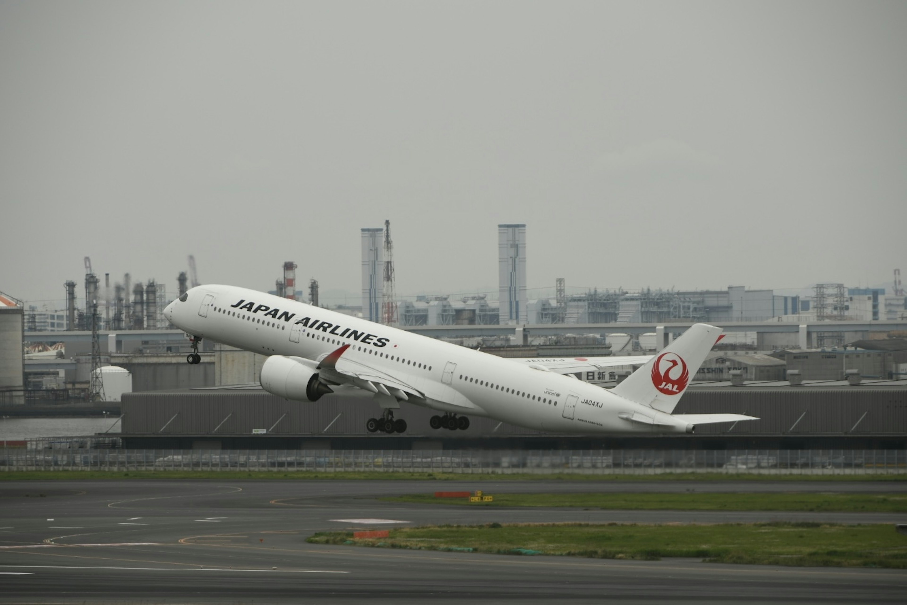 日本航空の飛行機が離陸するシーン