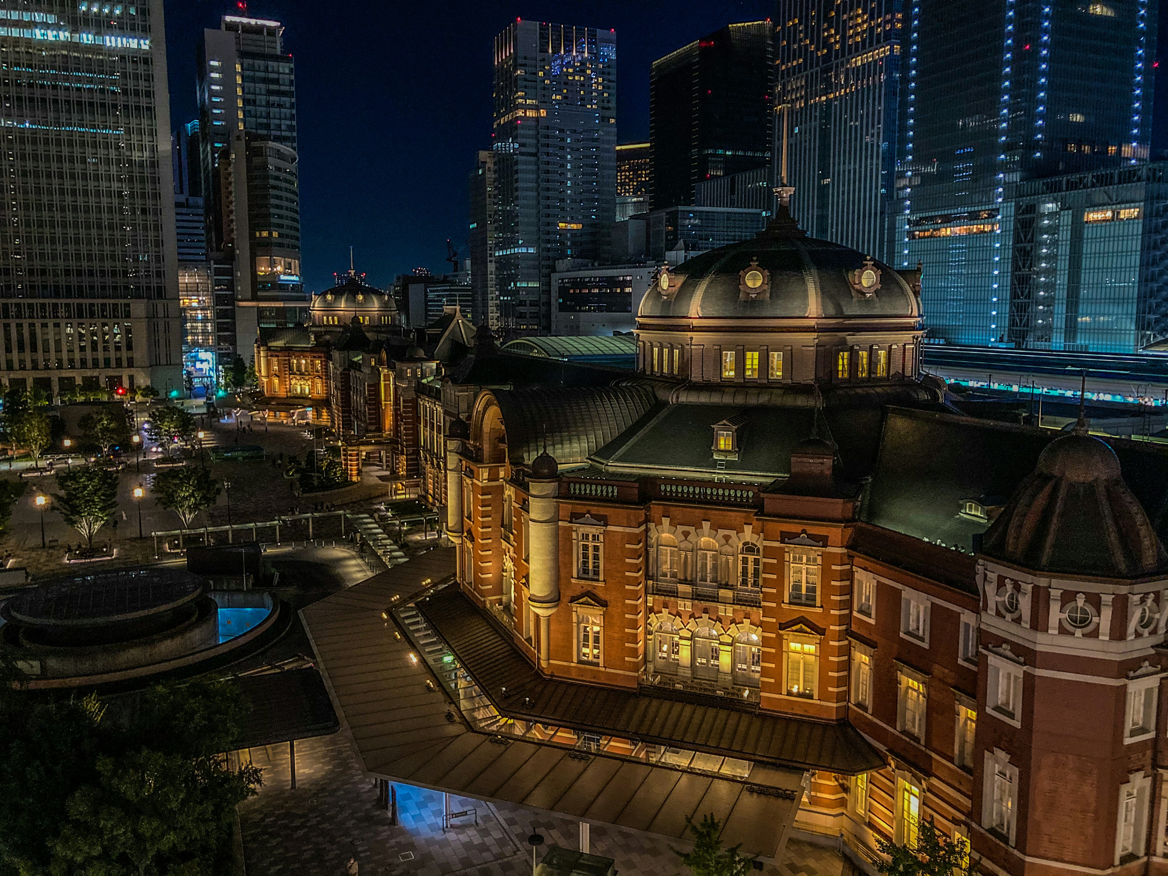 Pemandangan malam yang indah dari Stasiun Tokyo dengan gedung pencakar langit modern