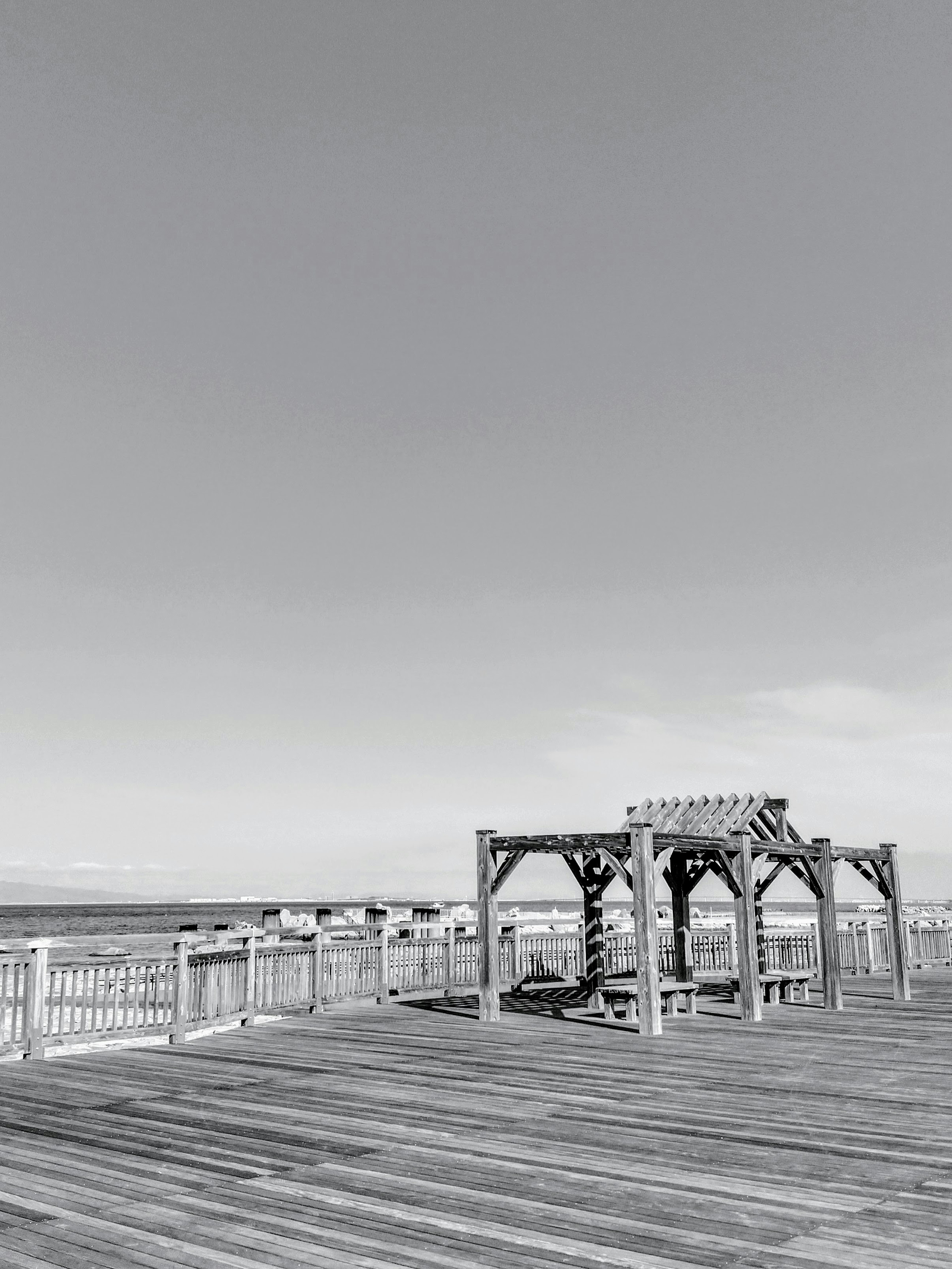 Holzdeck mit Pergola und Bänken